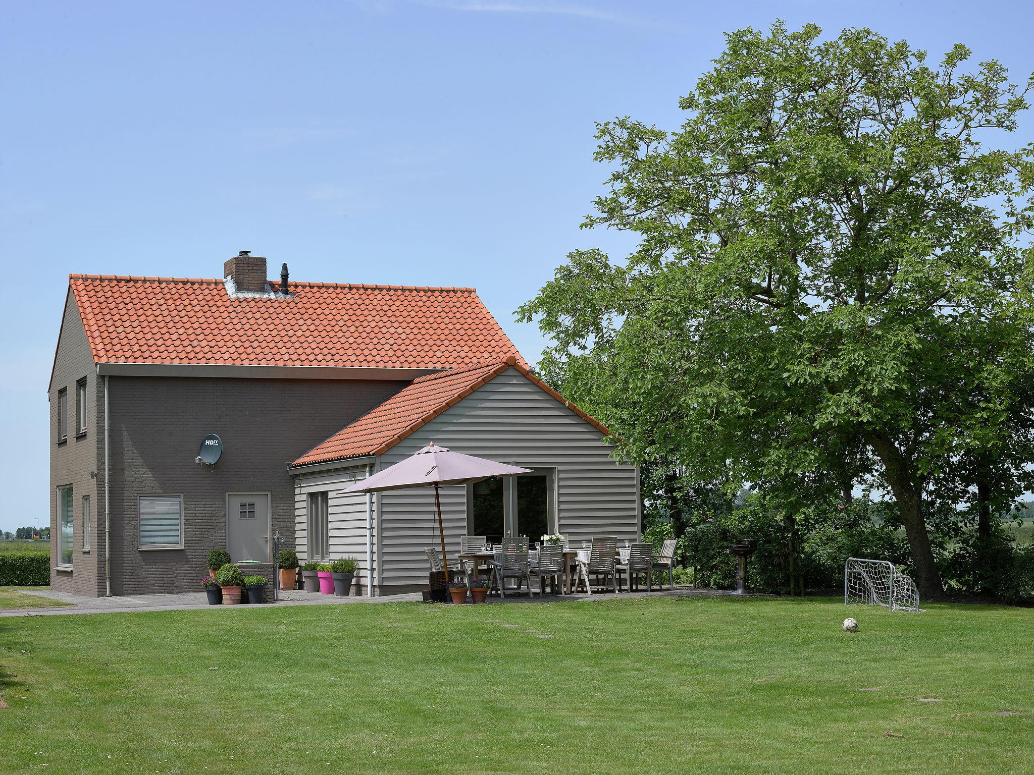 Modernes Ferienhaus mit Kamin in Zuidzande