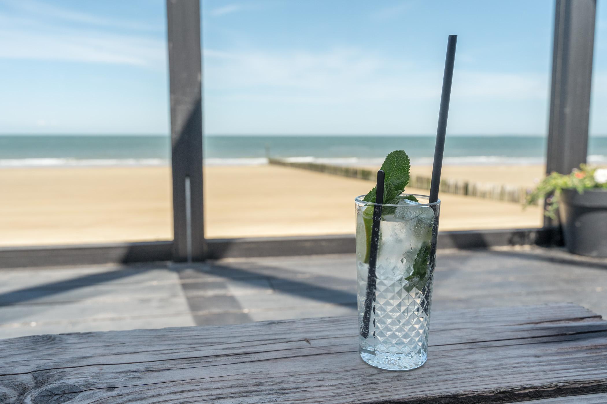 Cocktail trinken am Strand