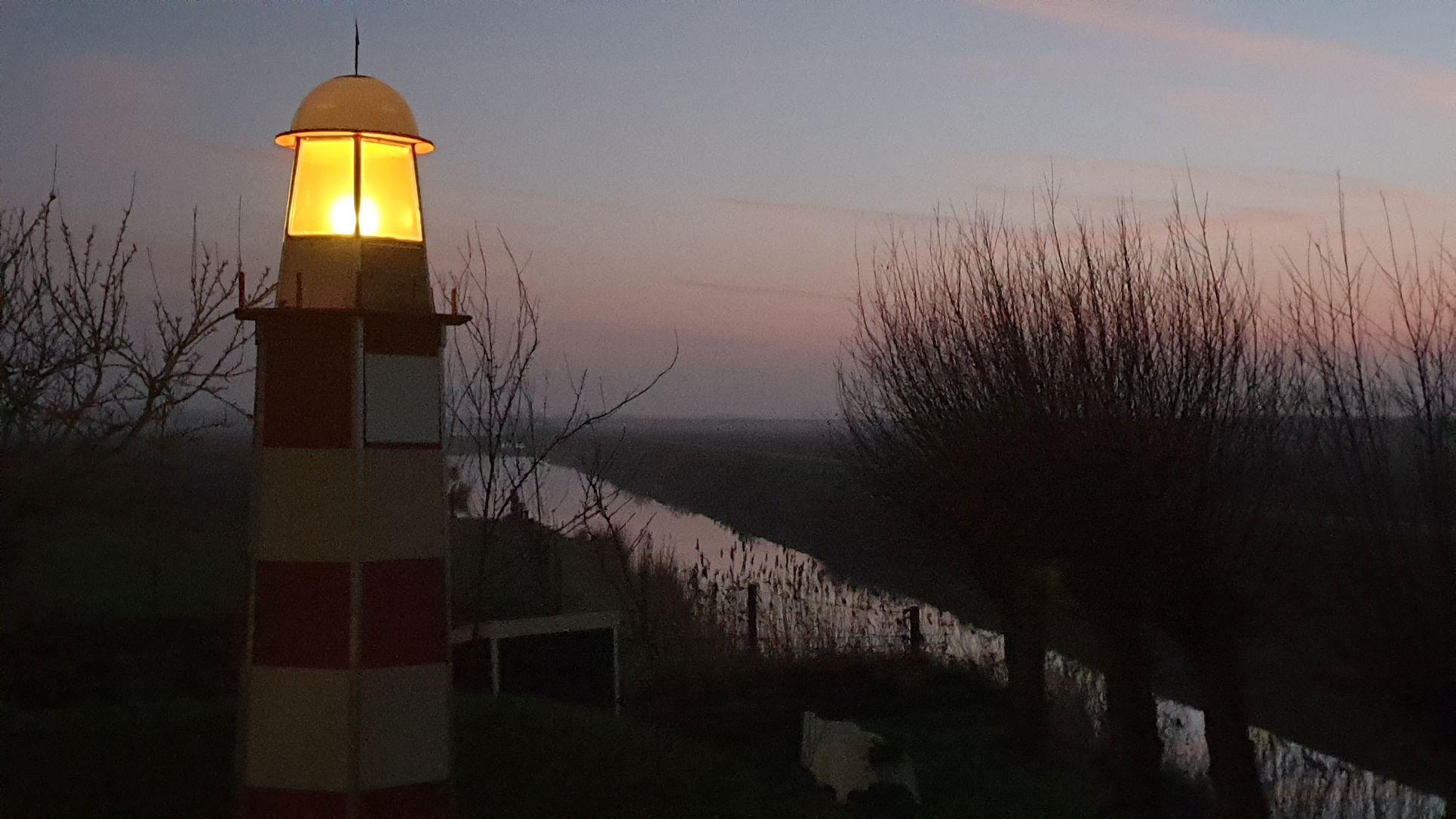 Vuurtoren in boomgaard