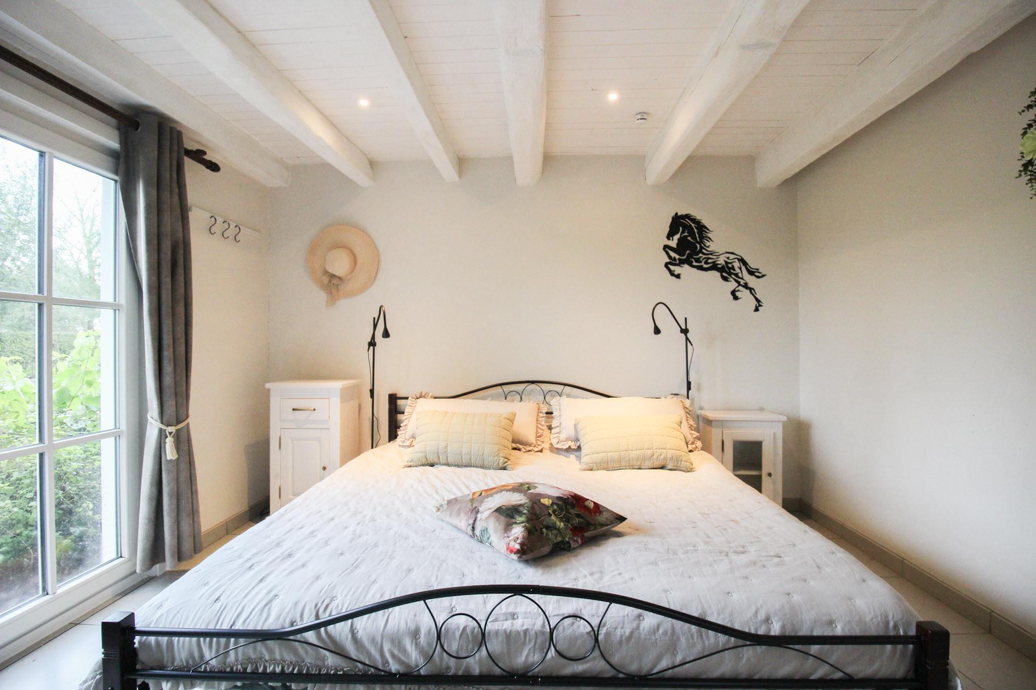 Slaapkamer beneden met terras