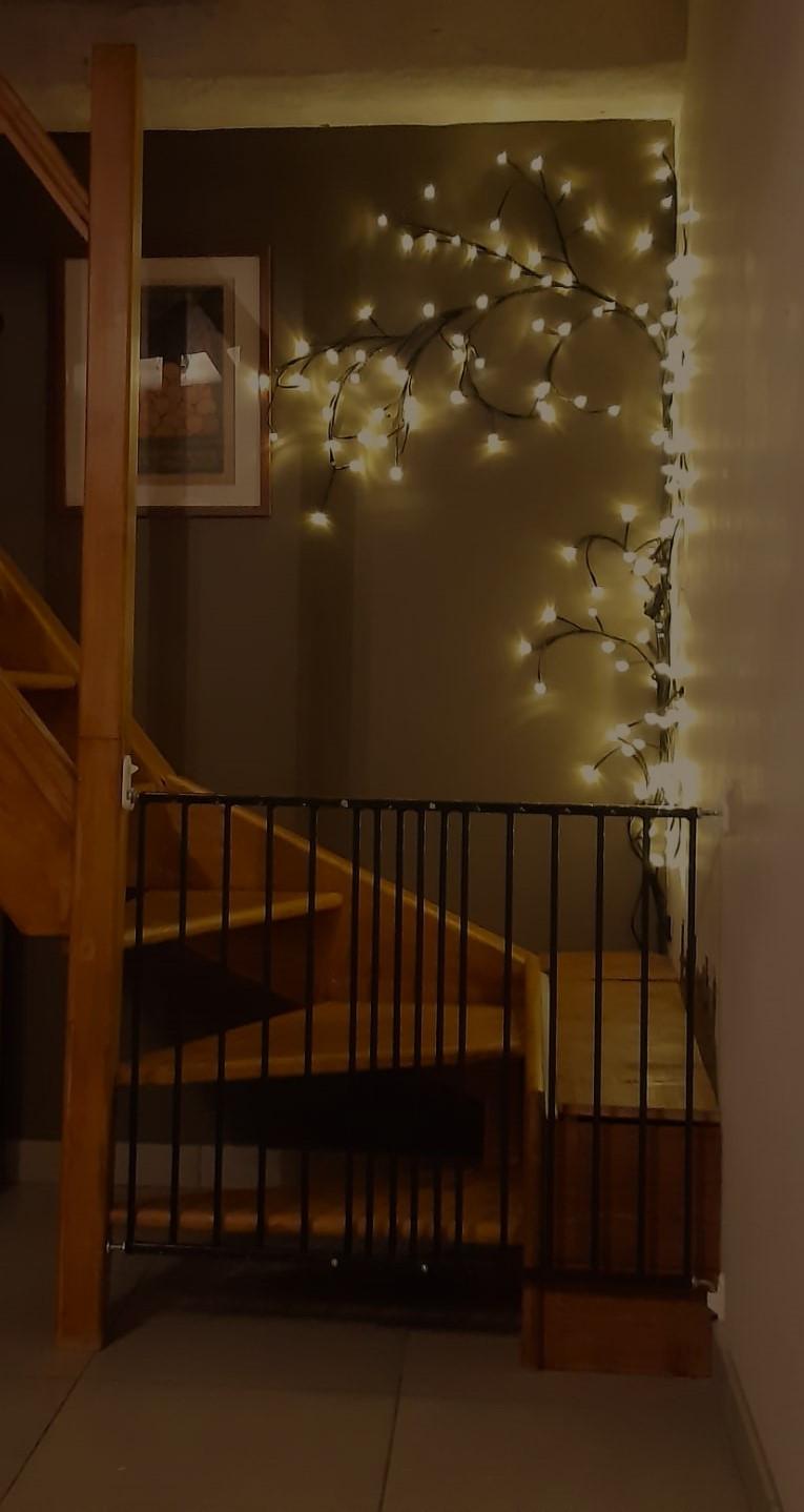 Trap vanuit keuken naar woonruimte