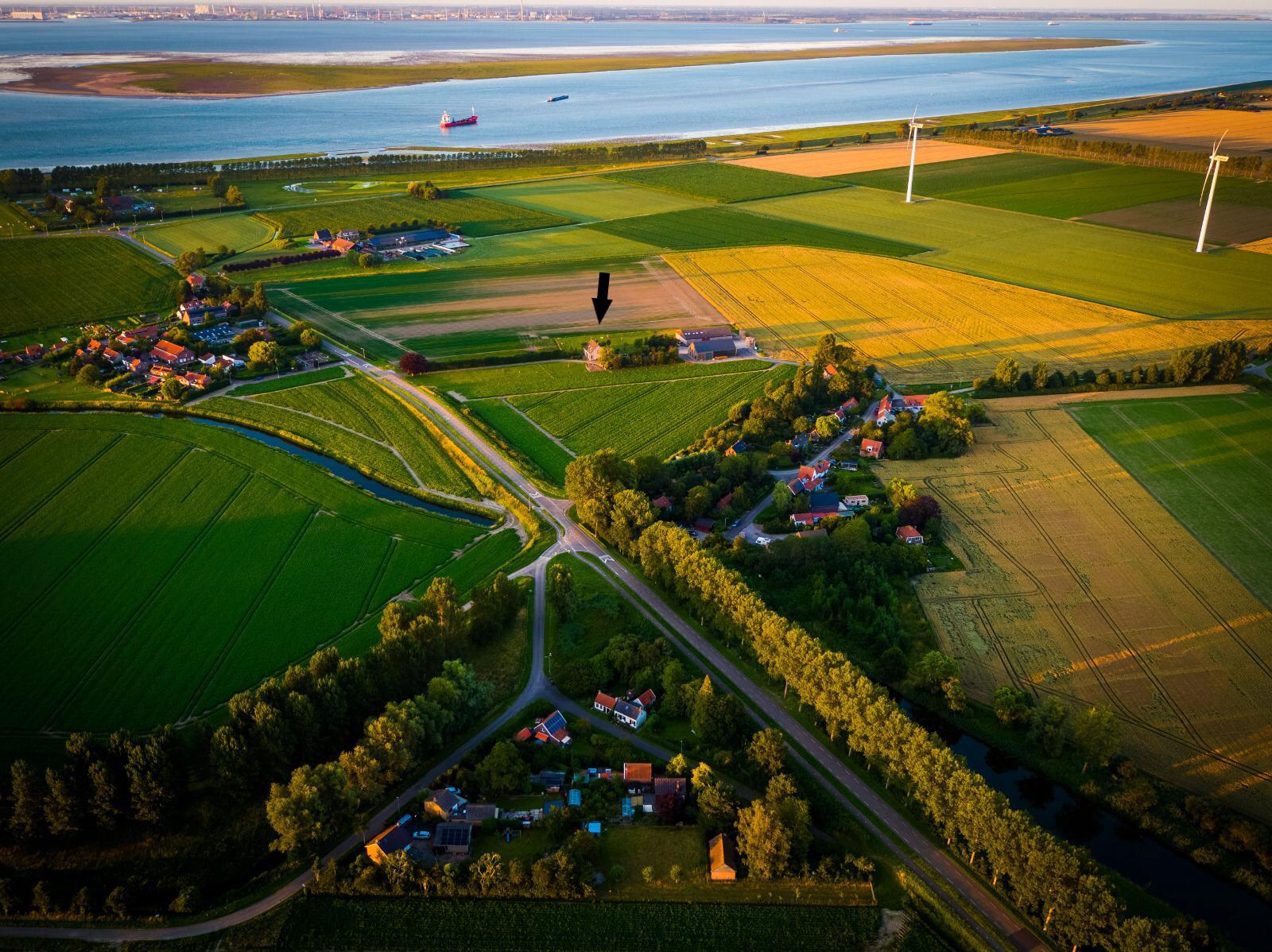 Boerderij tussen polder en kust