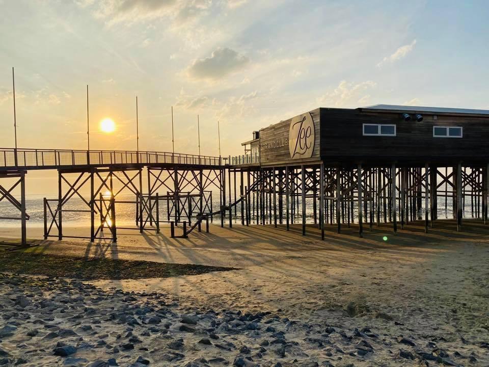 Strandclub Zee Brouwersdam zonsondergang