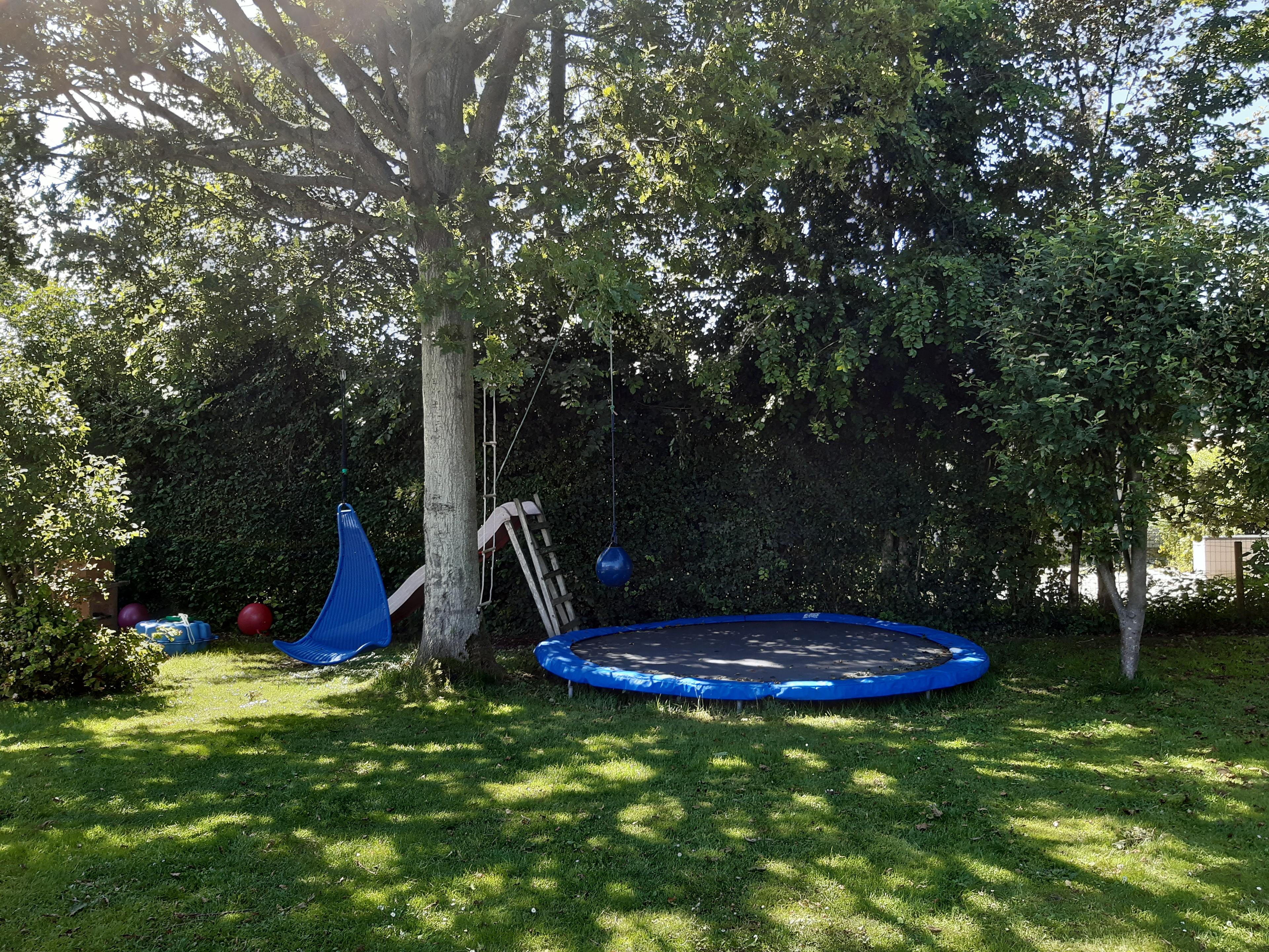 tuin met trampoline