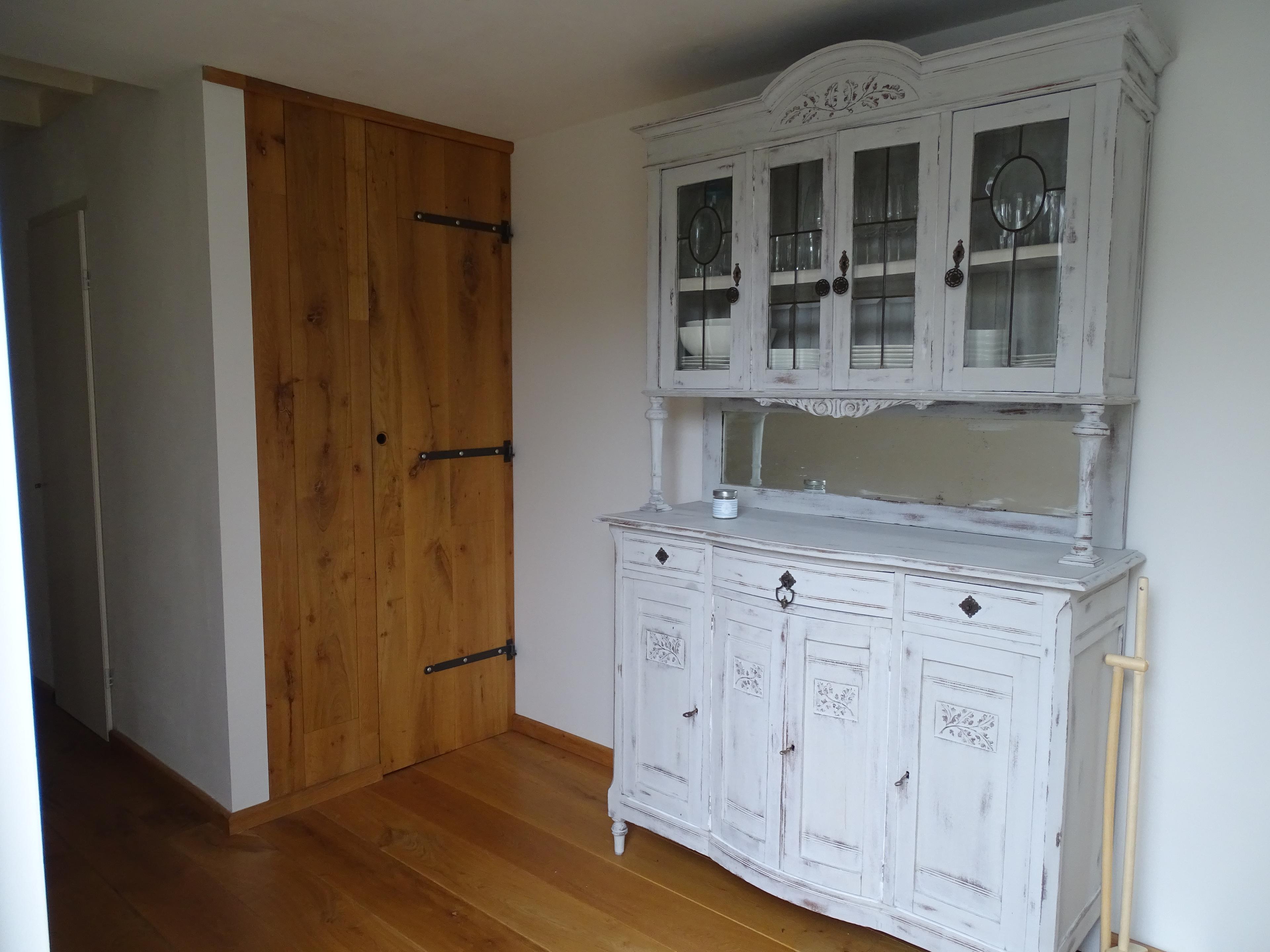 hal met voorraadkasten