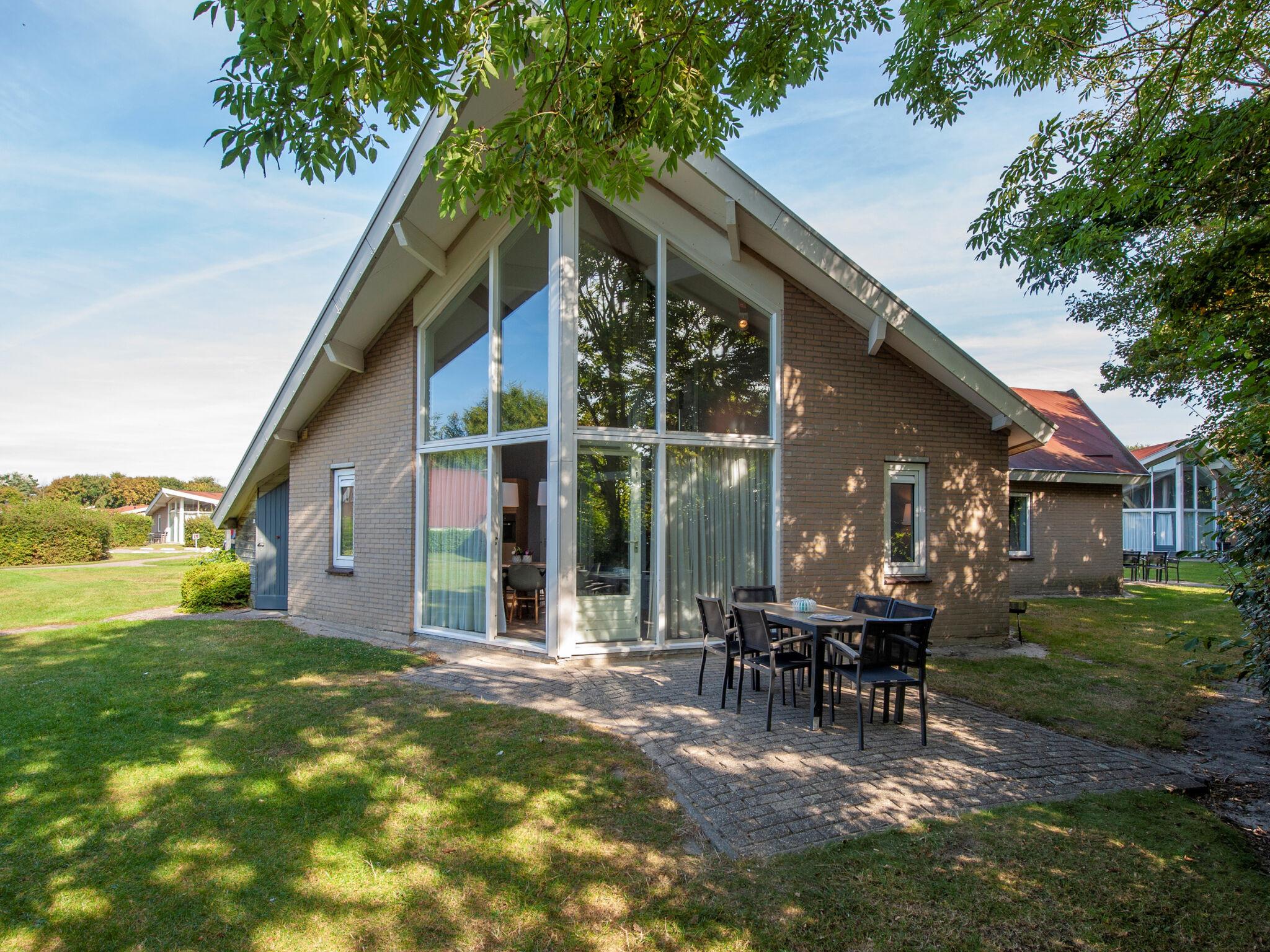 Gerenoveerde bungalow op een familiepark in Domburg
