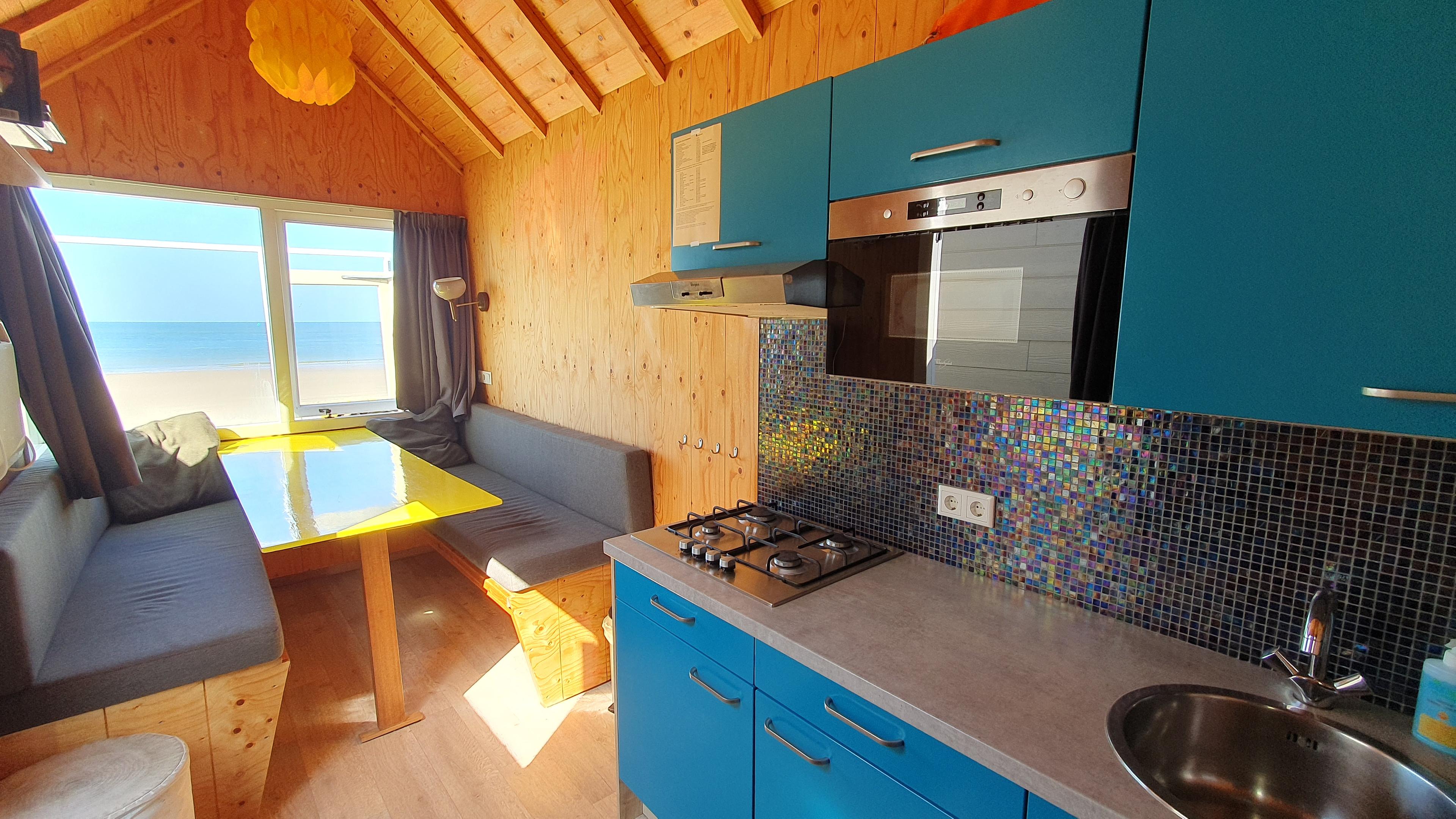 Volledig ingerichte keuken en de zithoek