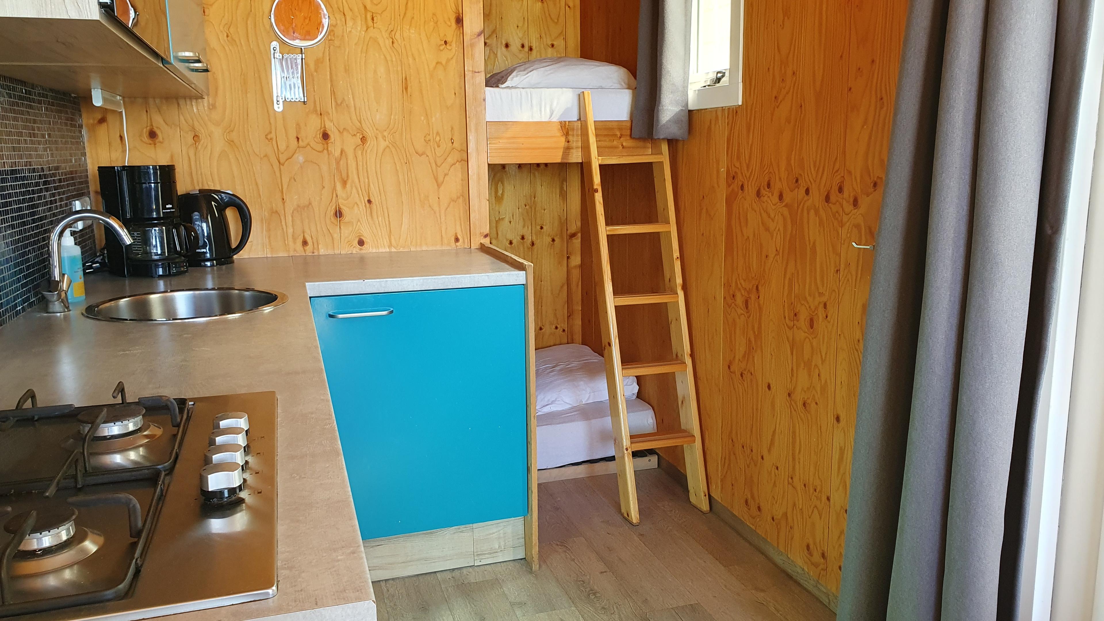 het stapelbed achter de keuken