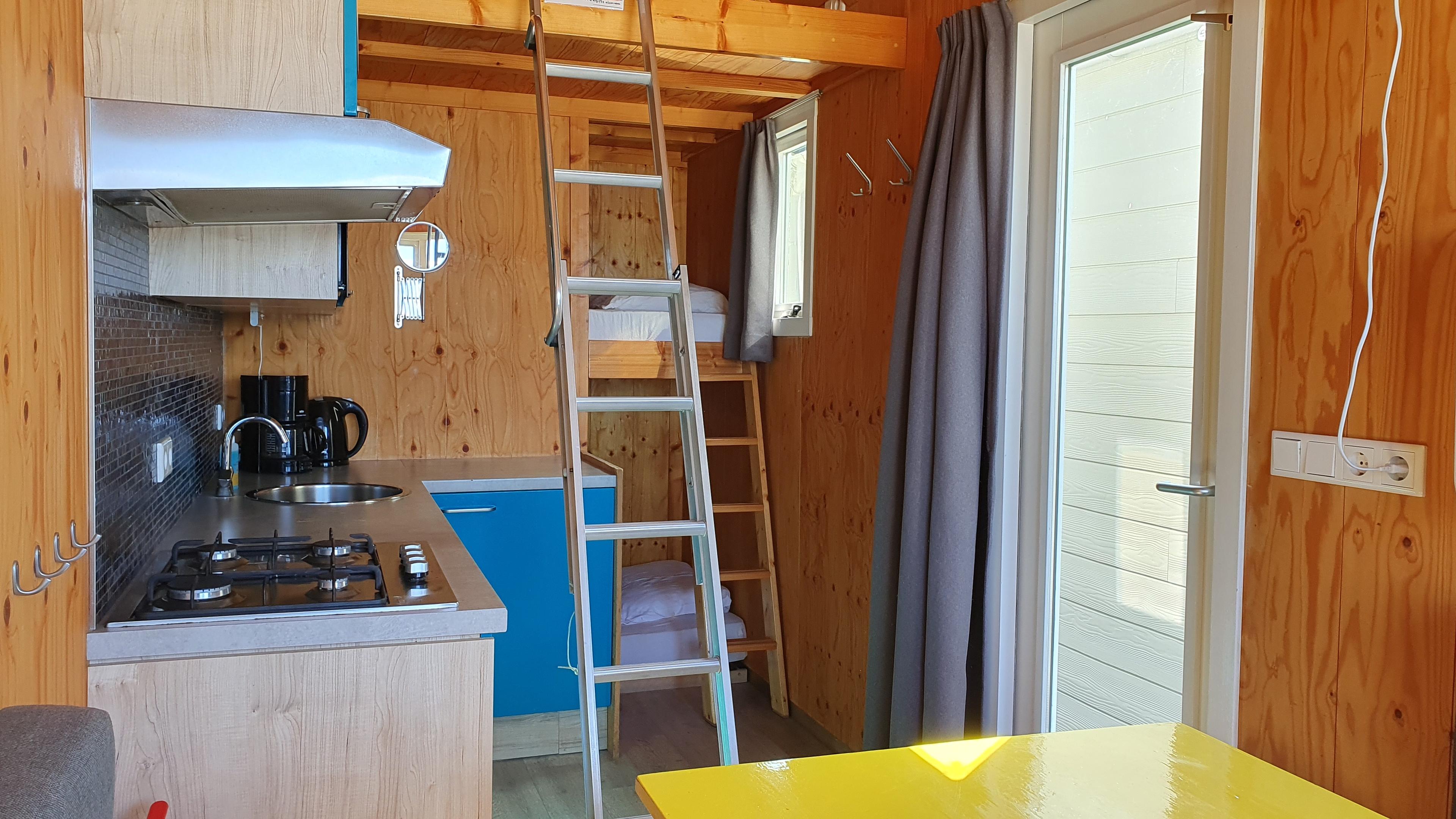 De slaapzolder is bereikbaar via een vaste aluminium traptr