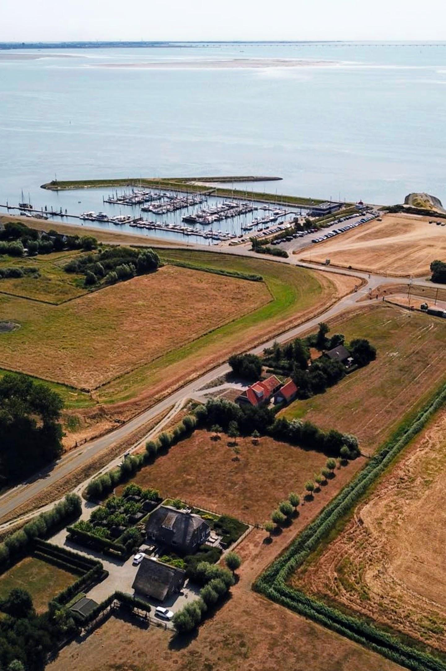 op loopafstand van haven en strand en restaurant 't Oliegeultje