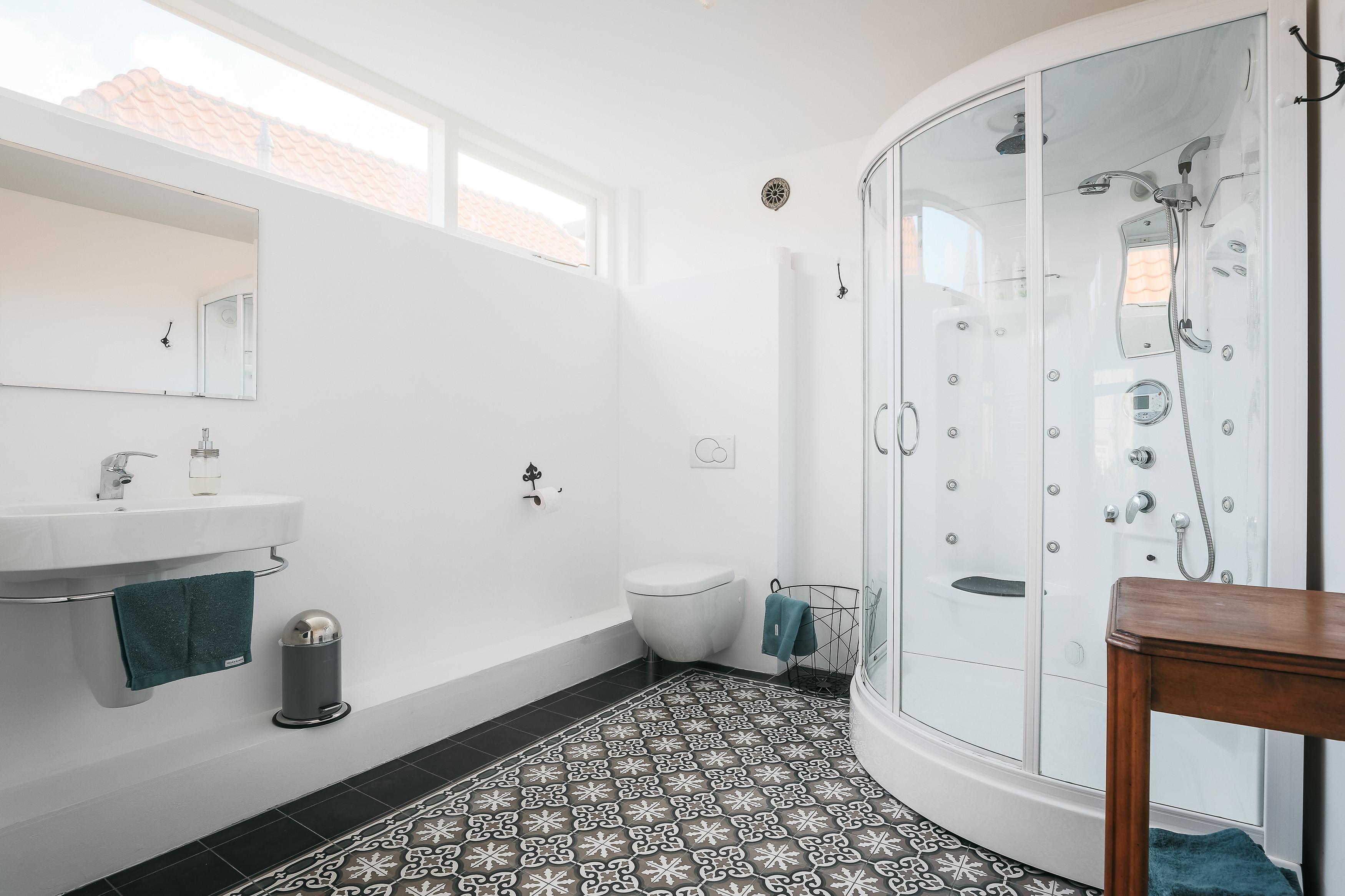 Badkamer bij slaapkamer 2