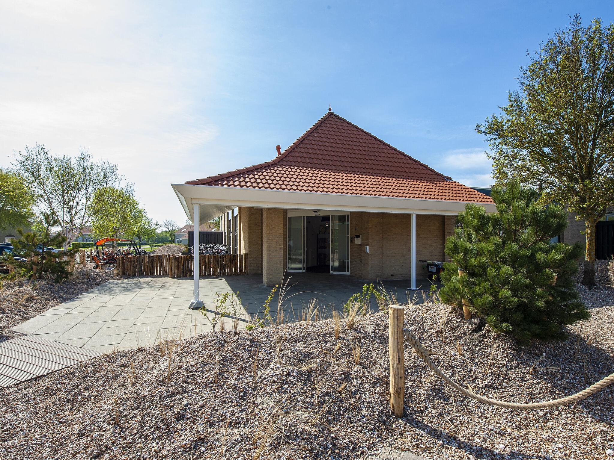 Gerestylde bungalow op vakantiepark Soeten Haert, 500m van het strand