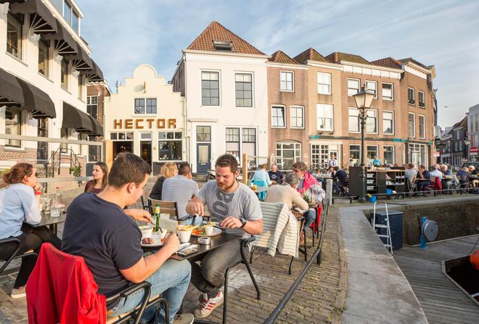 "Zonovergoten terrassen aan het water"