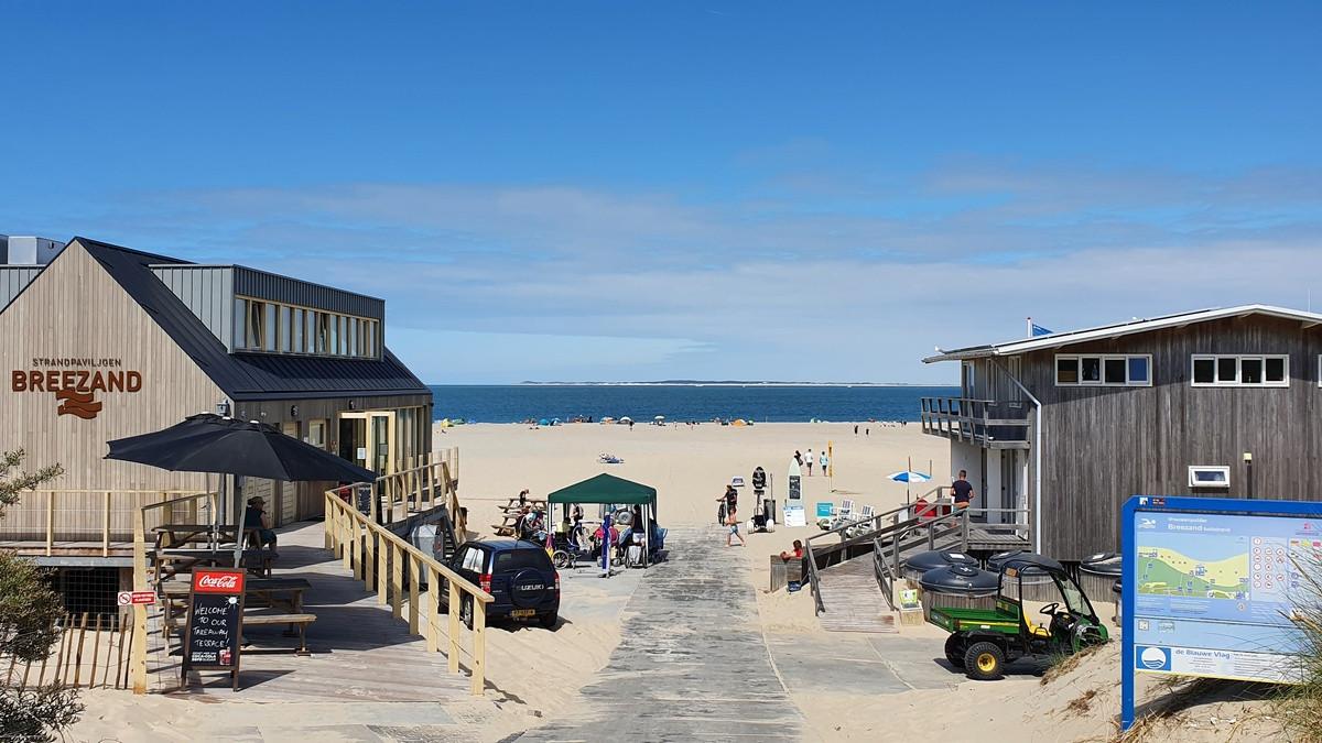 Strandpavilioen en strandwacht