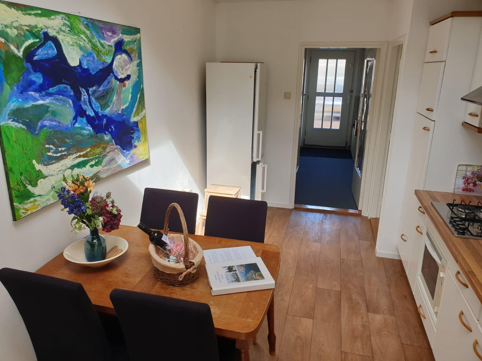 ruime eetkeuken voorzien van o.a. koel/vriescombinatie en combi-magnetron