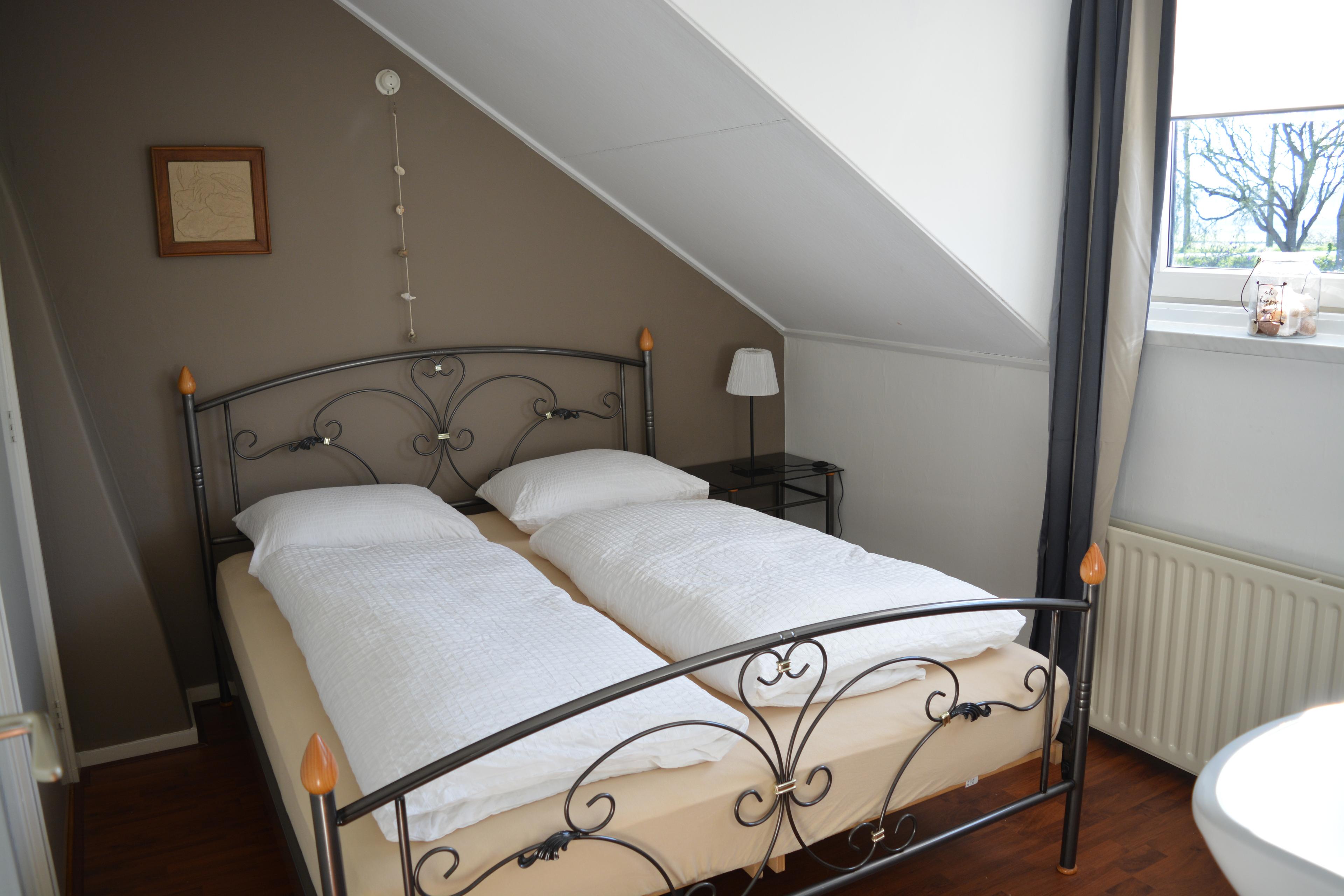 slaapkamer achterzijde met tweepersoonsbed