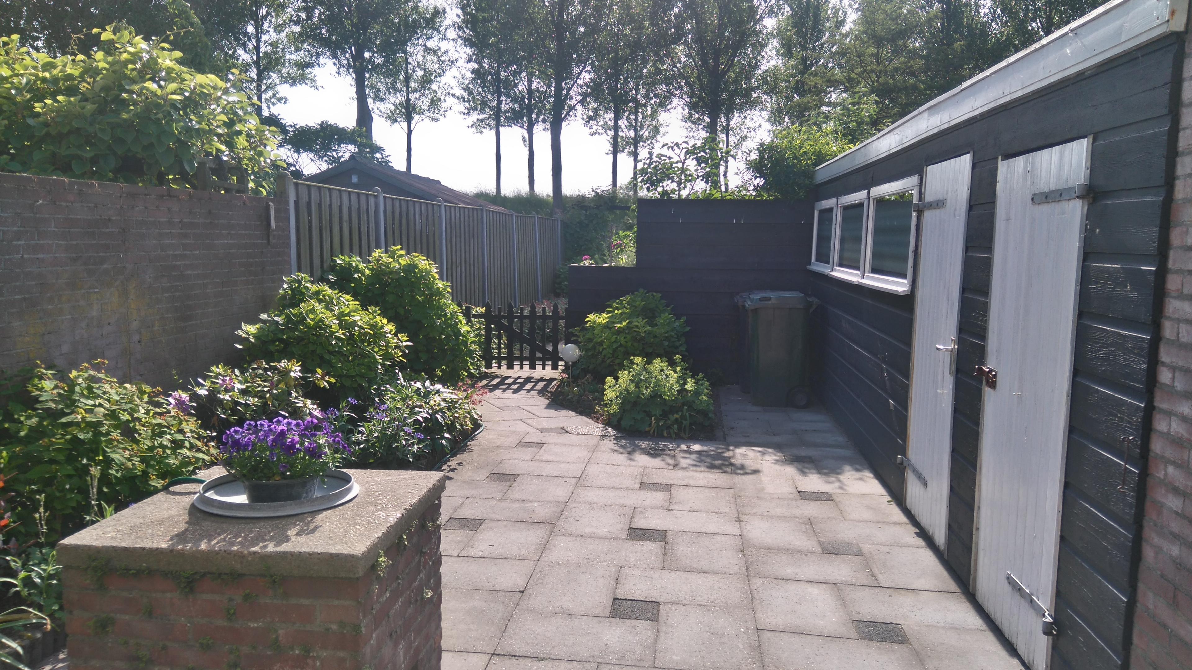 zonnig terras met uitzicht naar achterzijde