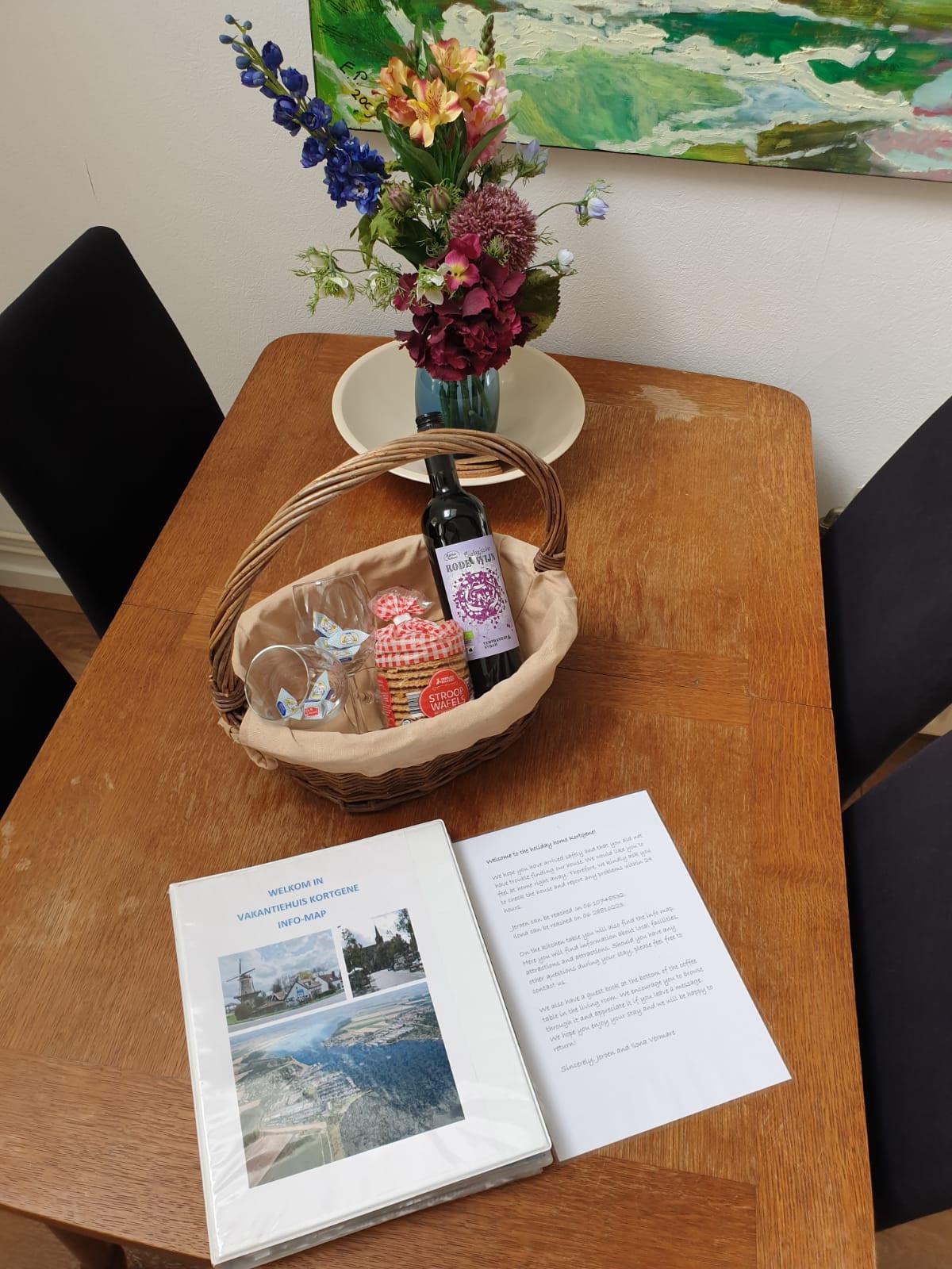 Welkomstmap op (uitschuifbare) eettafel in keuken