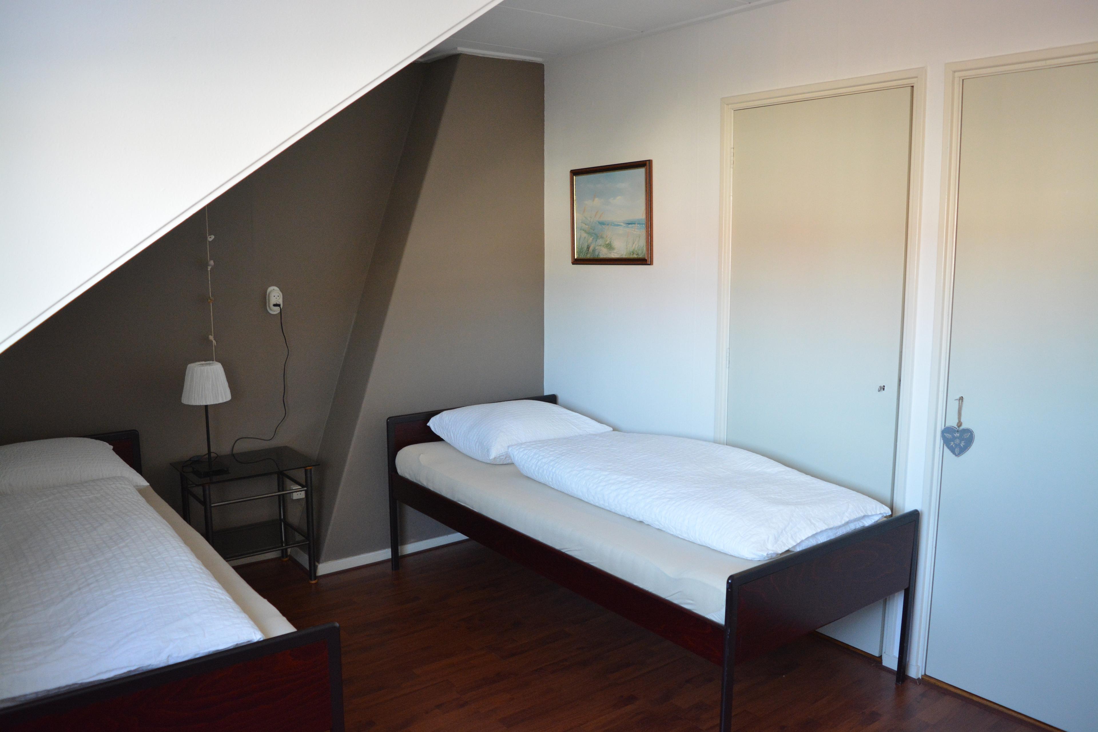 slaapkamer voorzijde met 2 enkele bedden