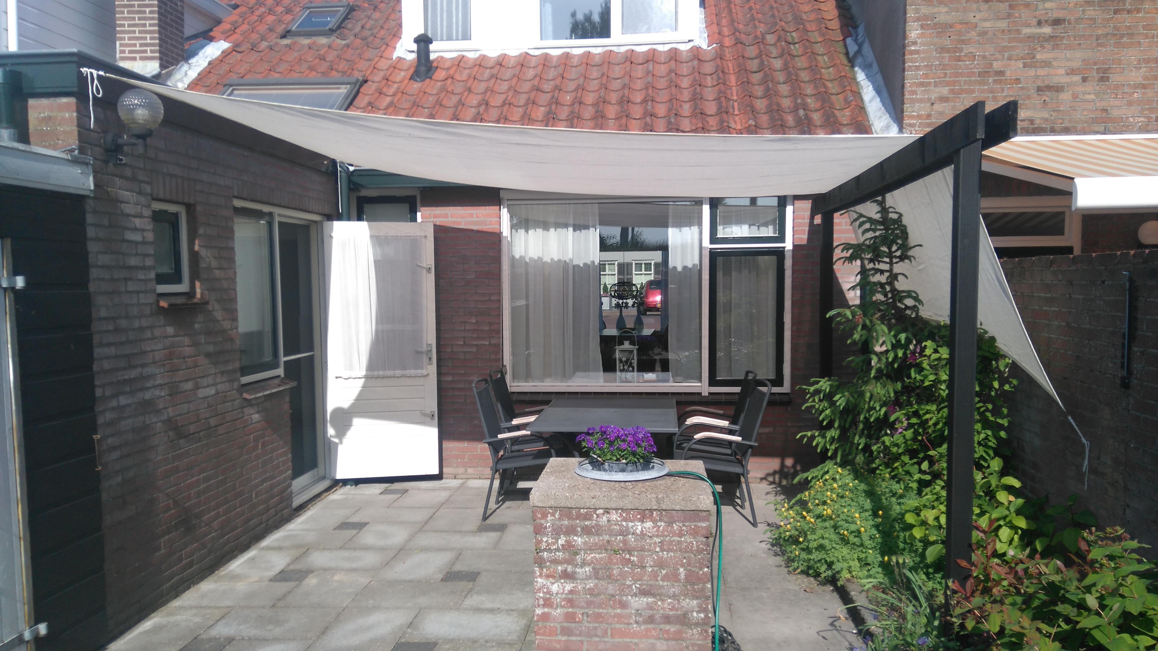 Terras op westen met zonnedoek en meubilair