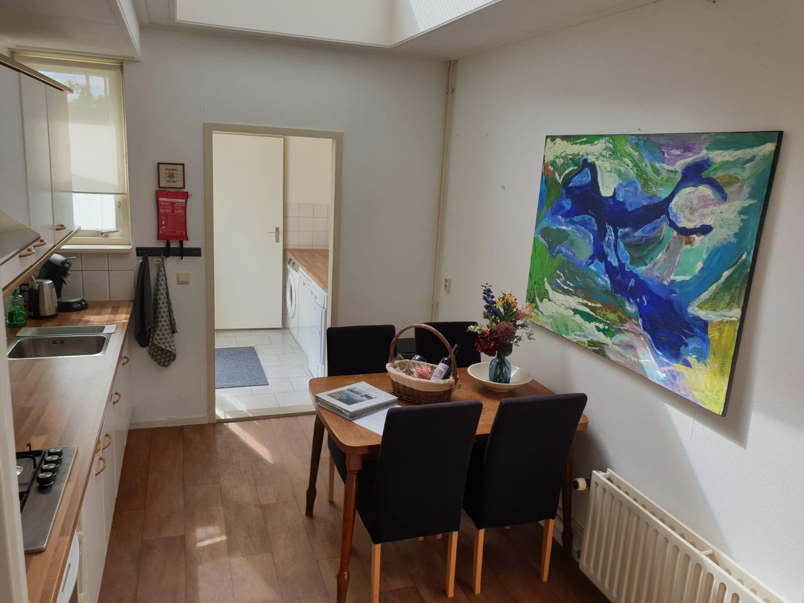 keuken met eethoek voorzien van uitschuifbare eettafel