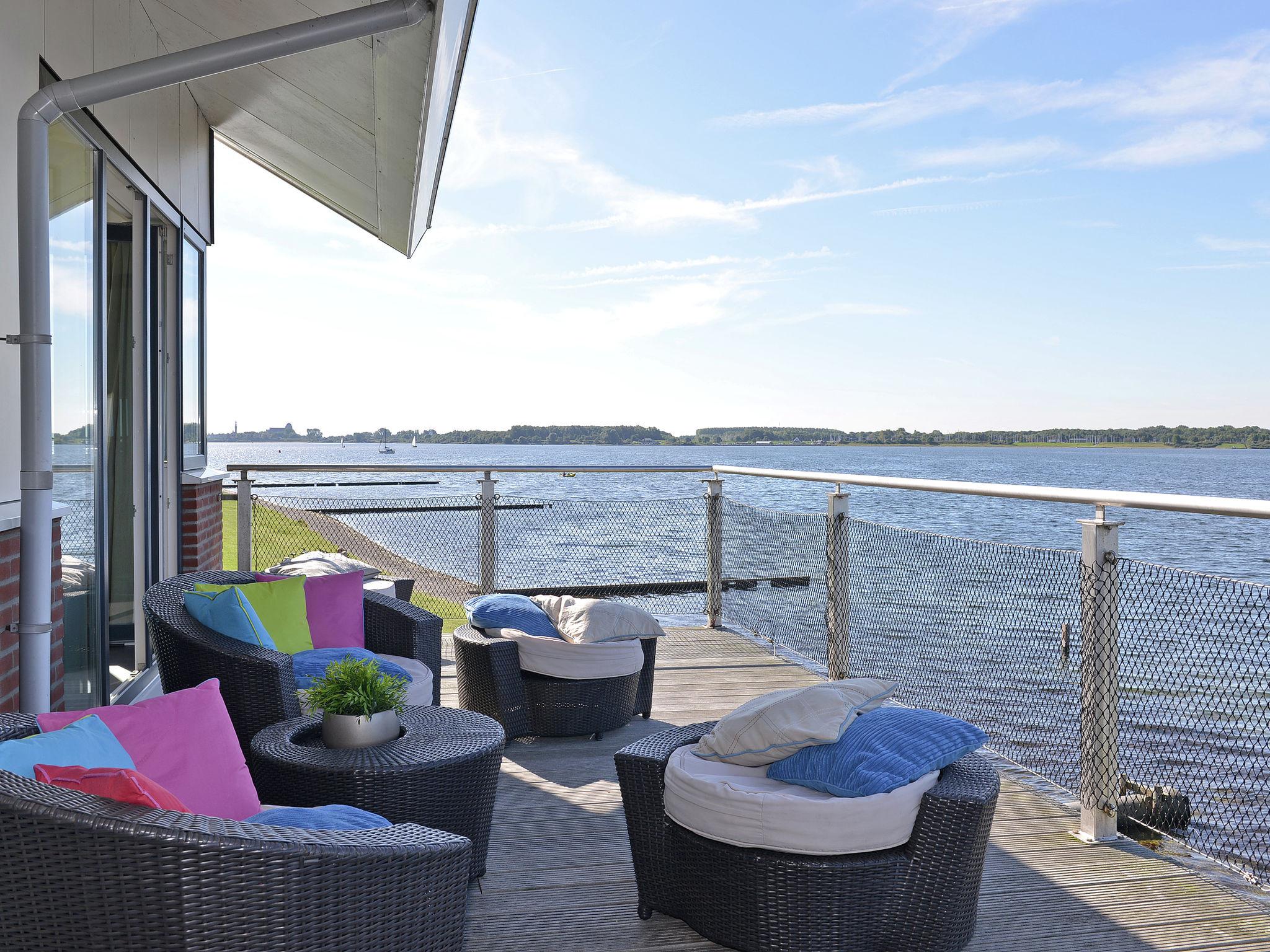 Penthouse aan het water met aanlegsteiger en dakterras