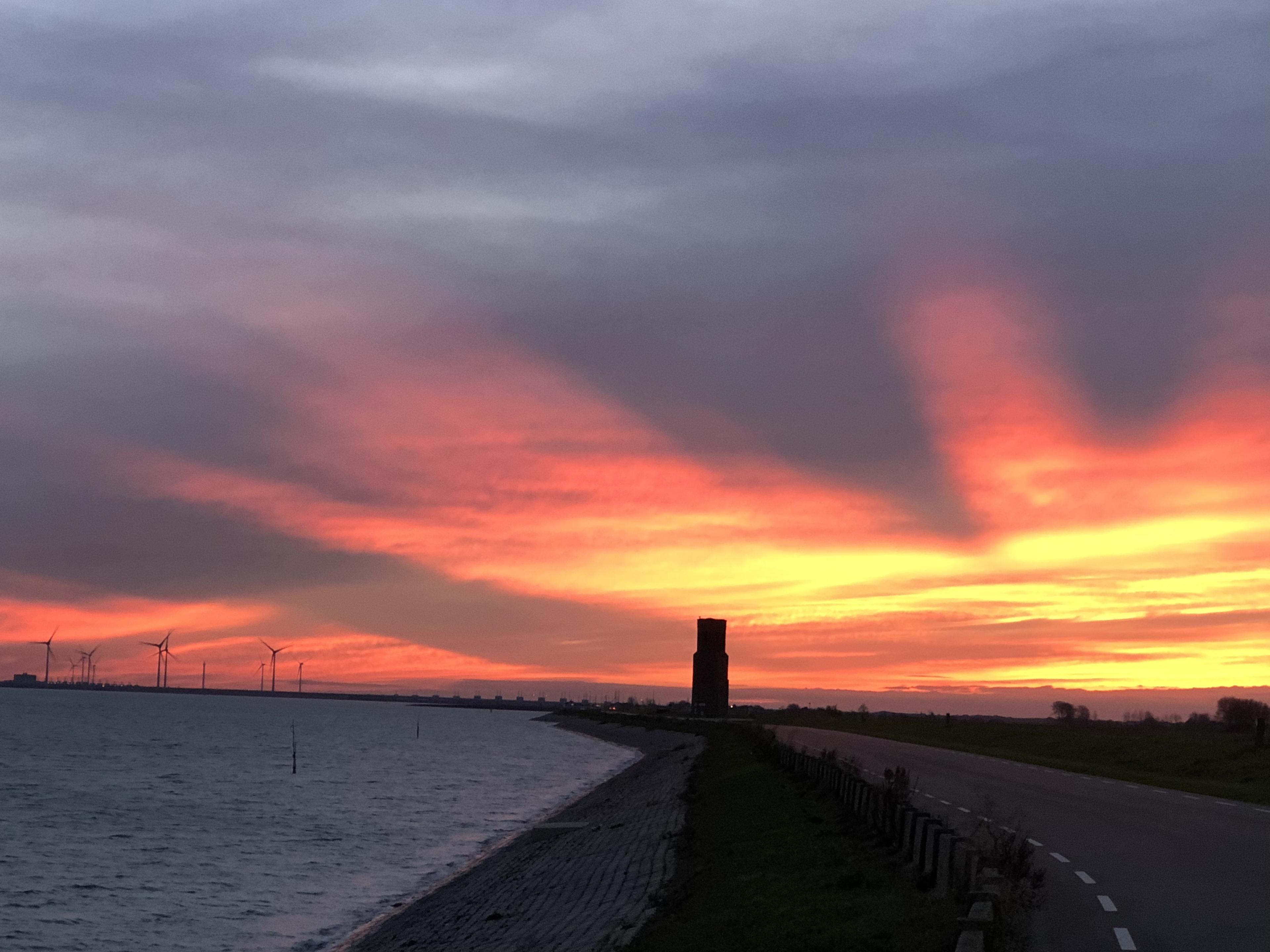 Avondrood aan de Oosterschelde