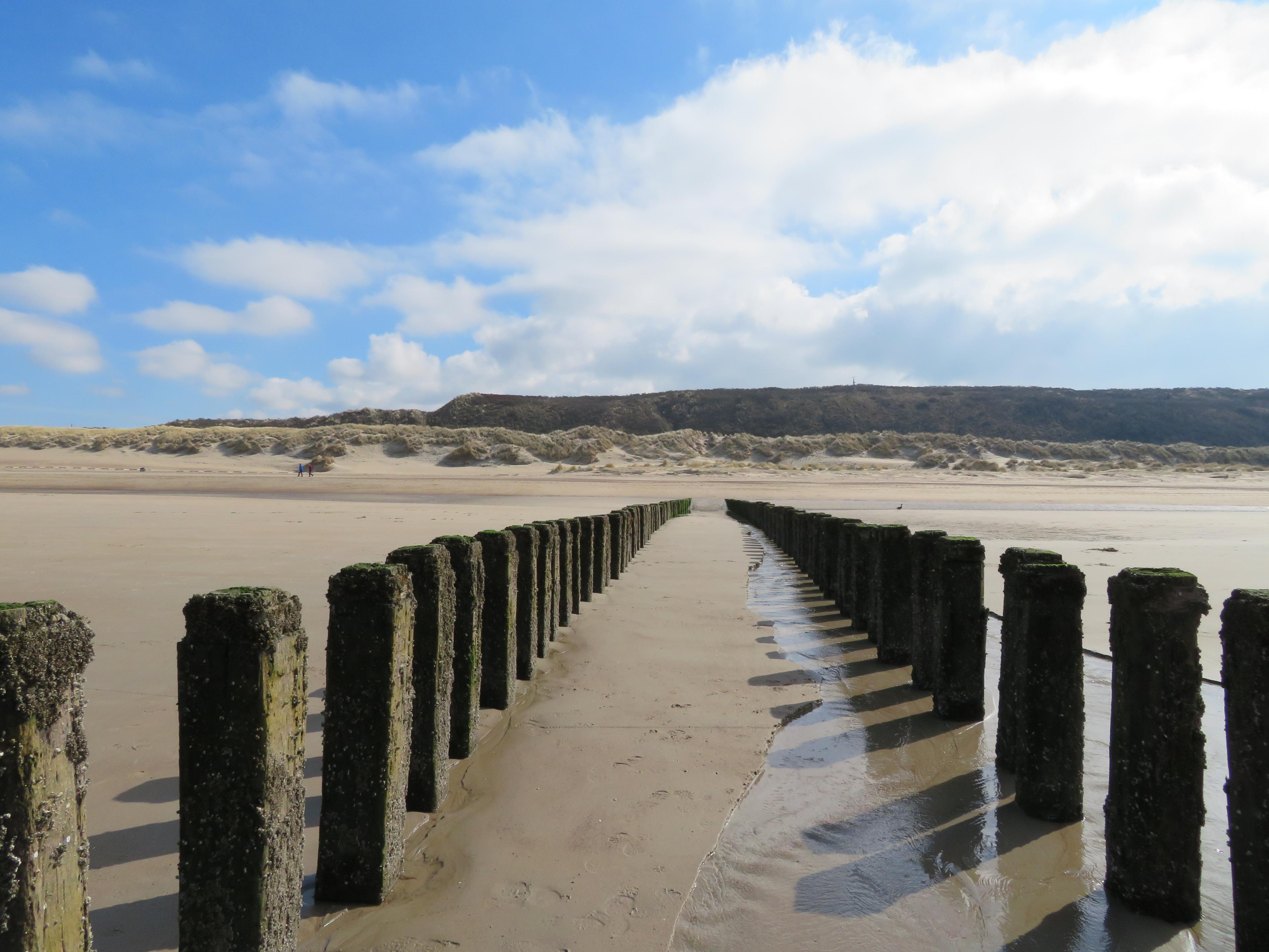 Lang gerekte en brede strand