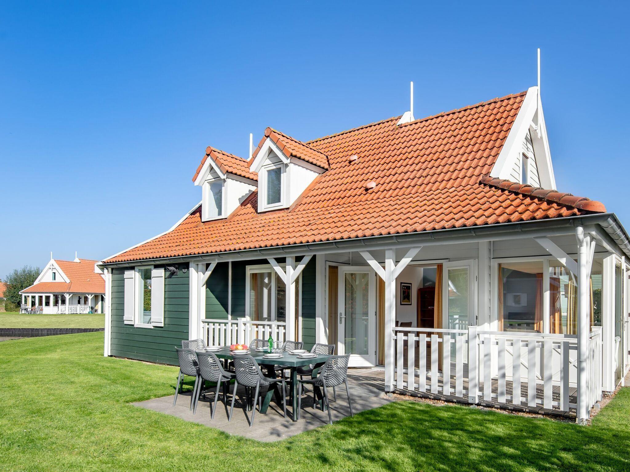 Comfortabele villa met veranda op vakantiepark Aquadelta, vlakbij het Grevelingenmeer