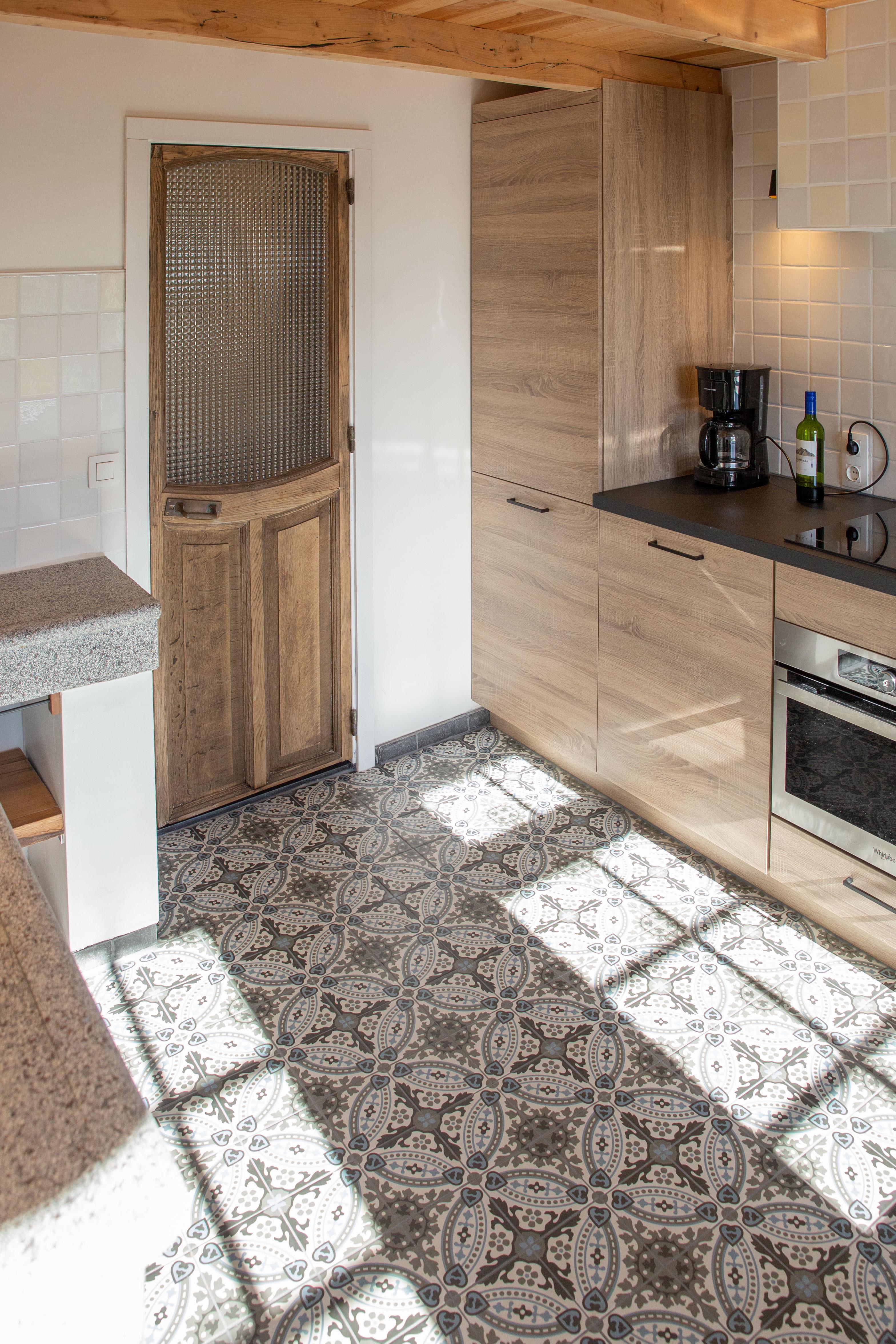 De badkamer grenst aan de keuken