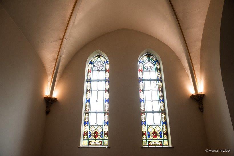 Glas-in-lood-ramen op het altaar