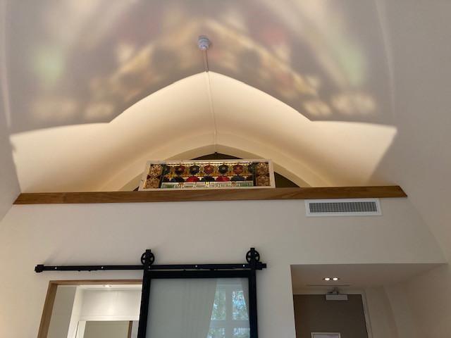 Glas-in-lood boven de badkamer