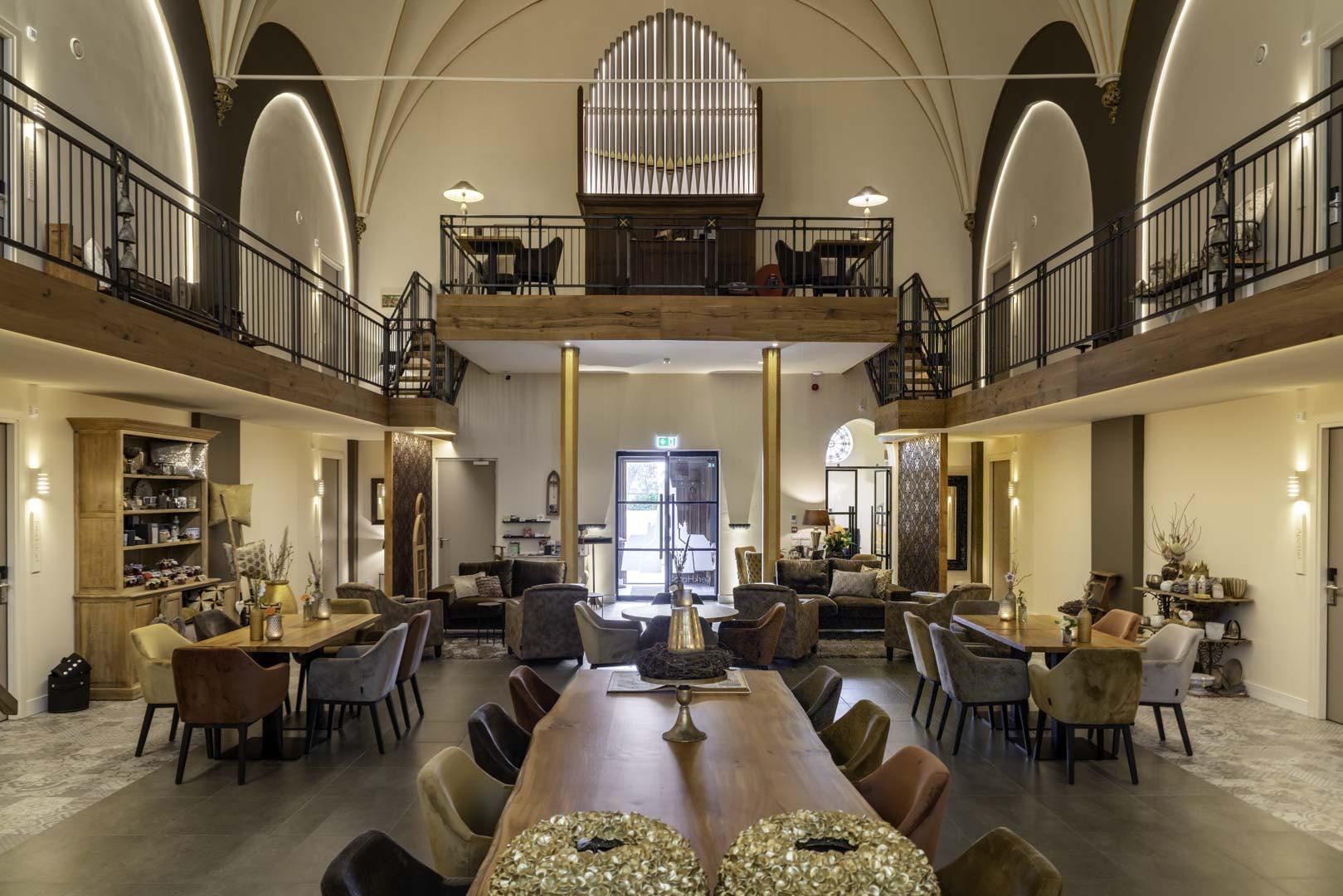 Het middenship met orgel