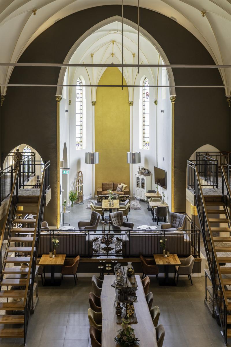 Het middenship en altaar