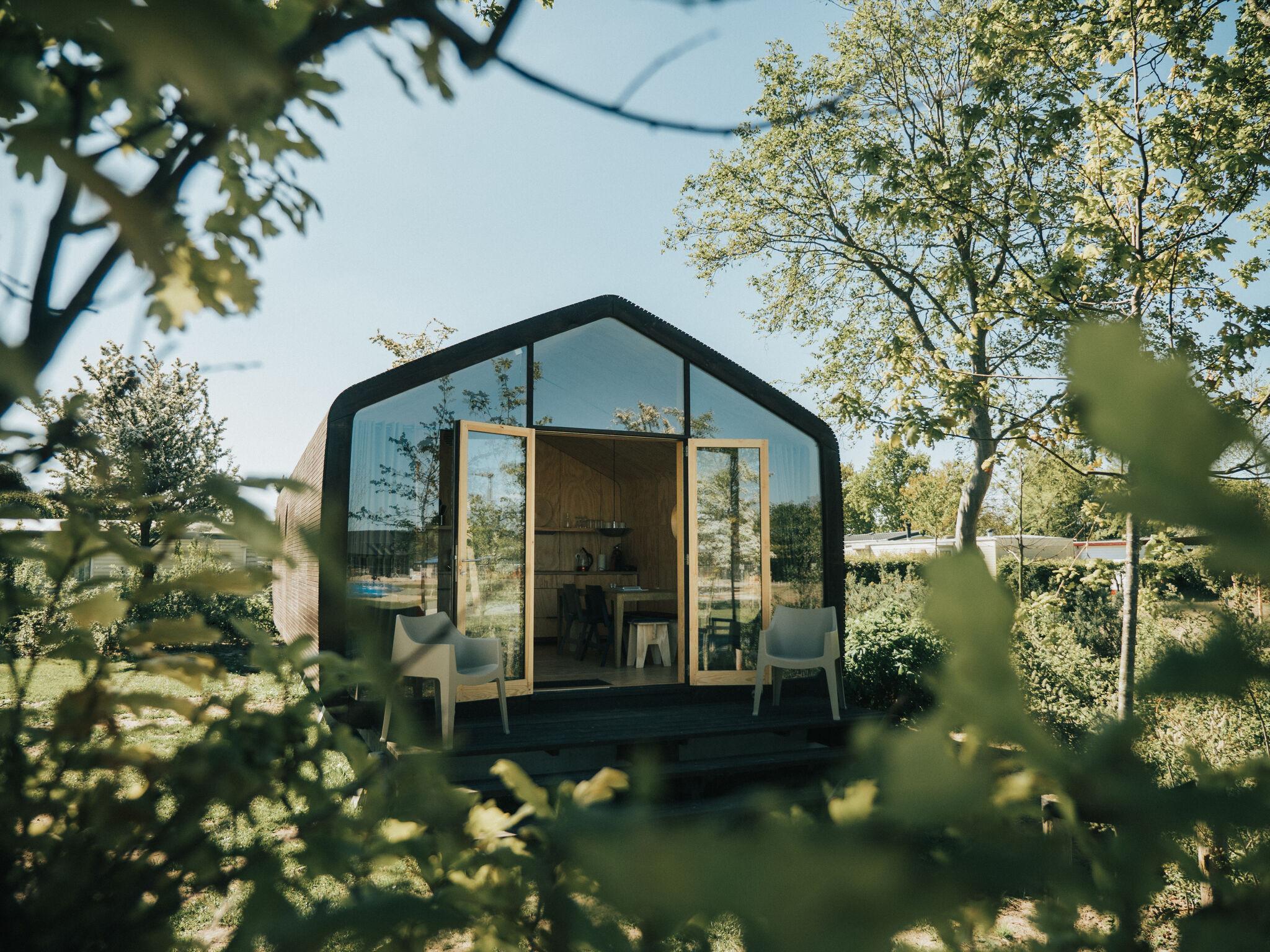 Schöne Hütte aus Pappe im Ferienpark De Klepperstee