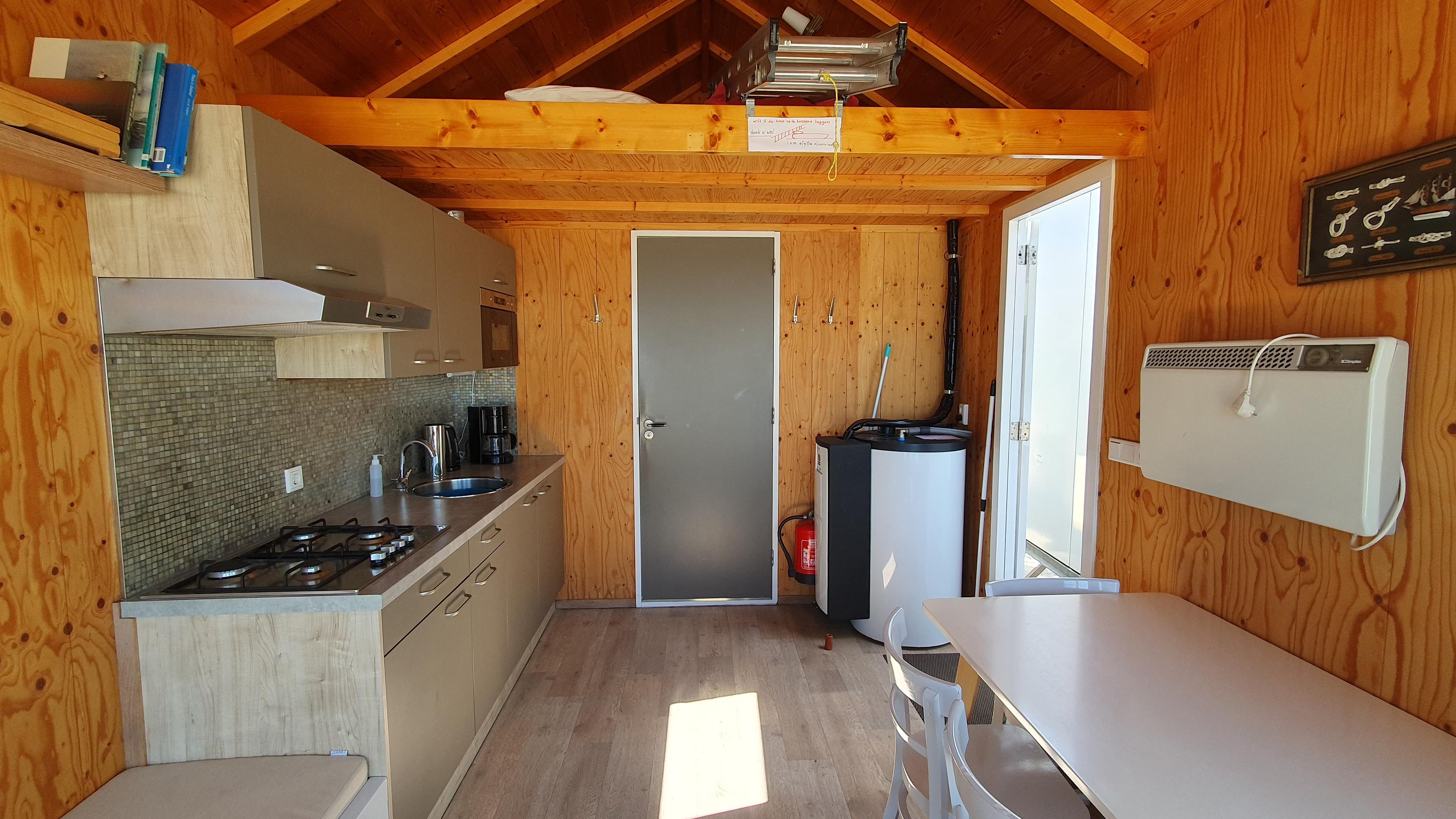 Overzicht woonkamer met slaapzolder