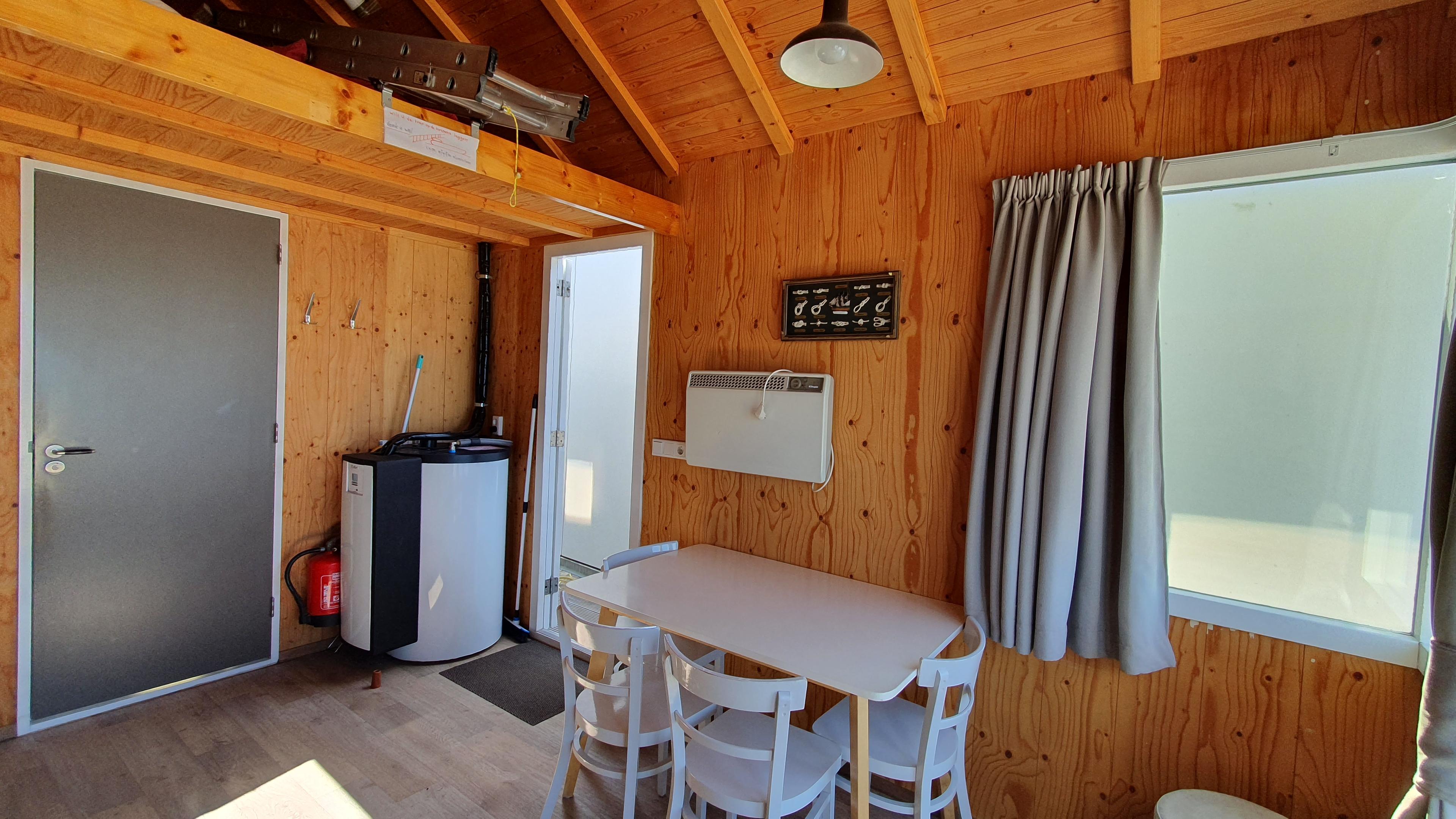 Eettafel, ingang en deur naar douche en slaapkamer