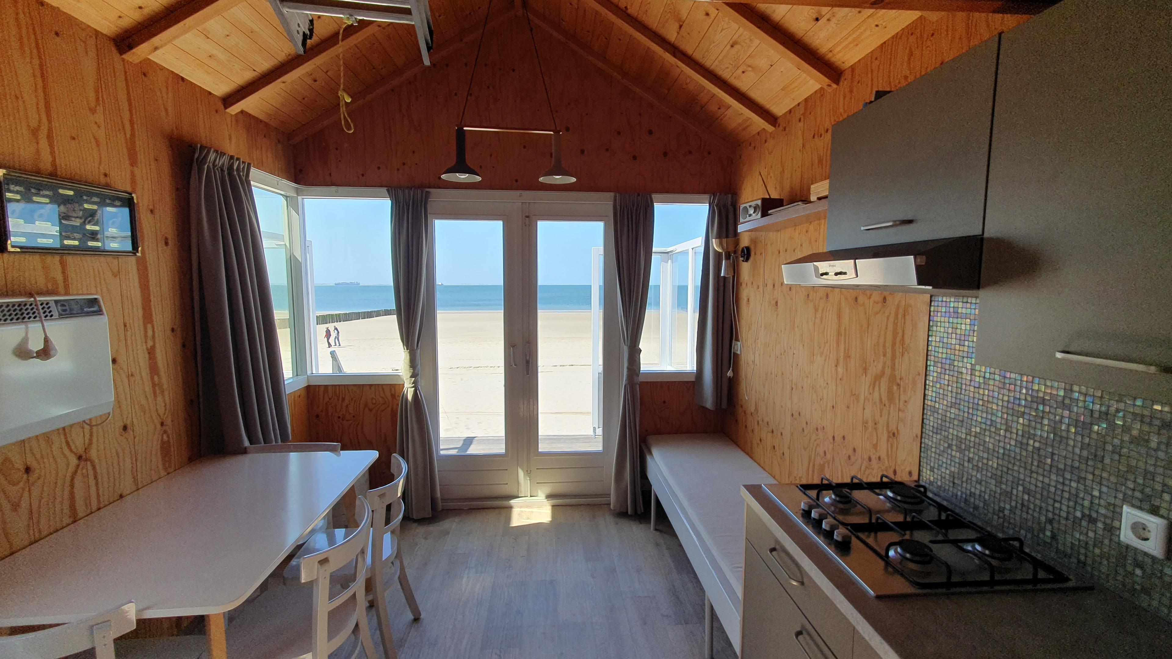 Door de openslaande deuren kom je op het voorbordes