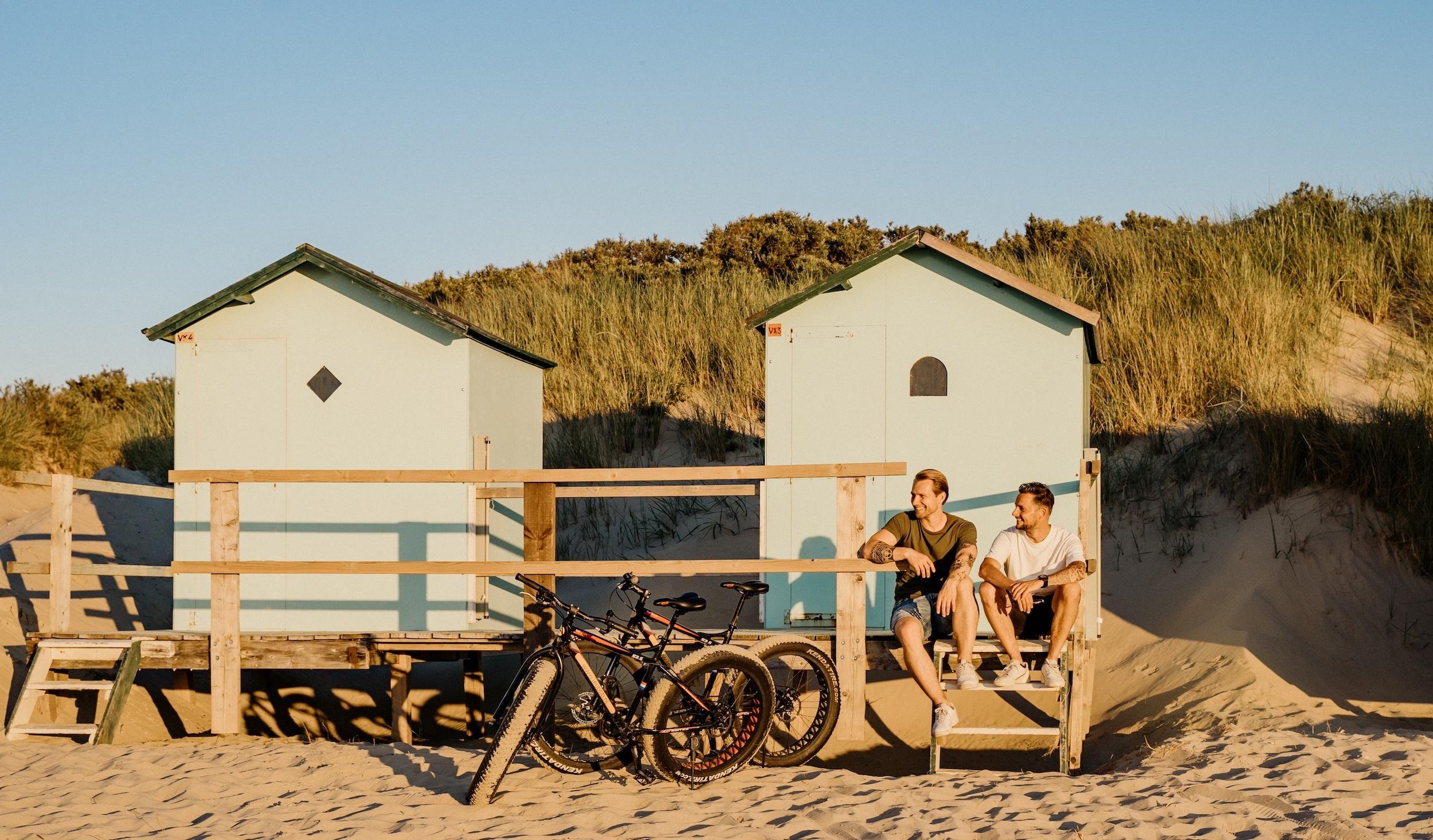 Vrienden bij strandhuisje