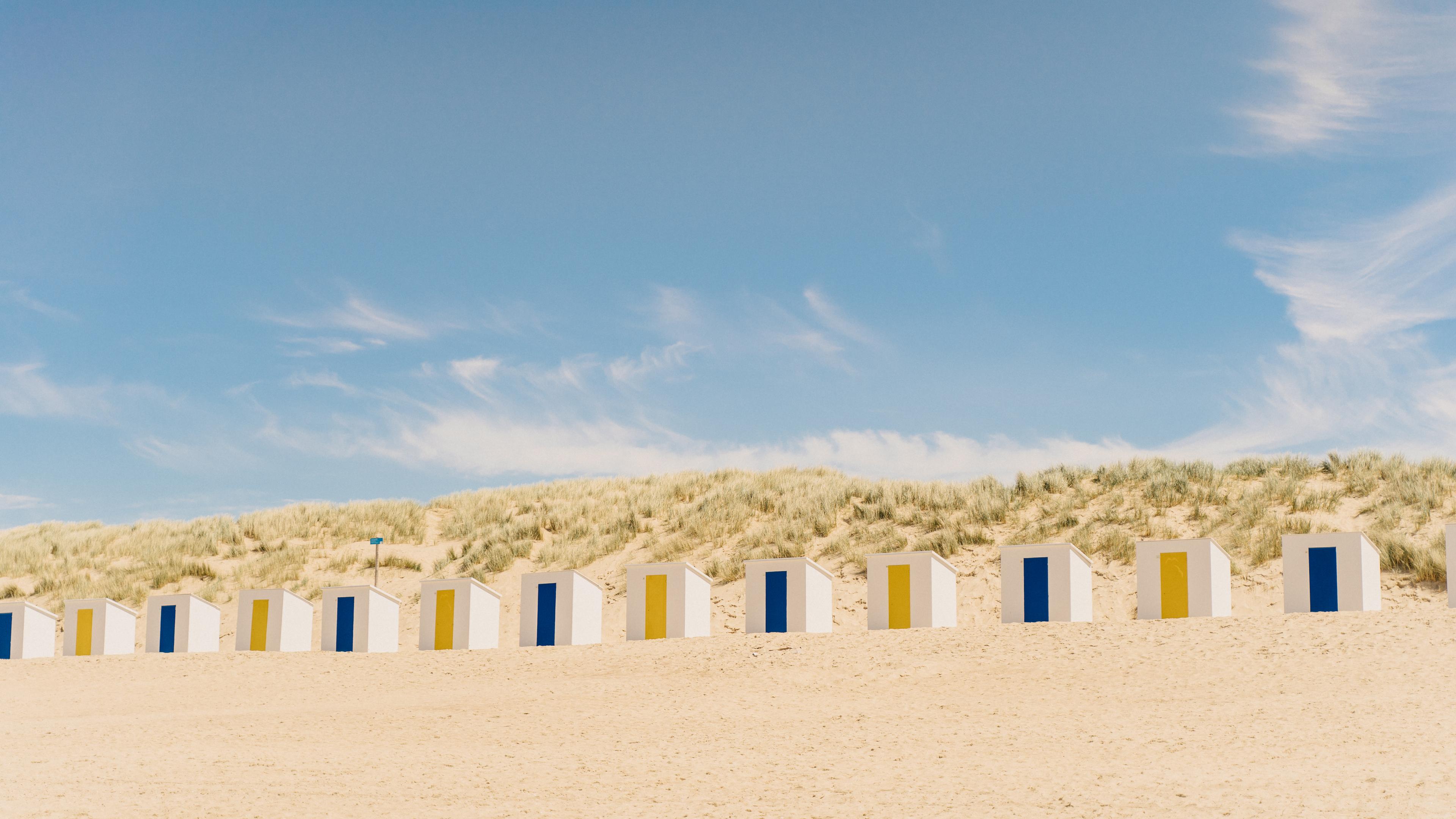 Strandhütten an der Küste von Zeeuws-Vlaanderen in Zeeland