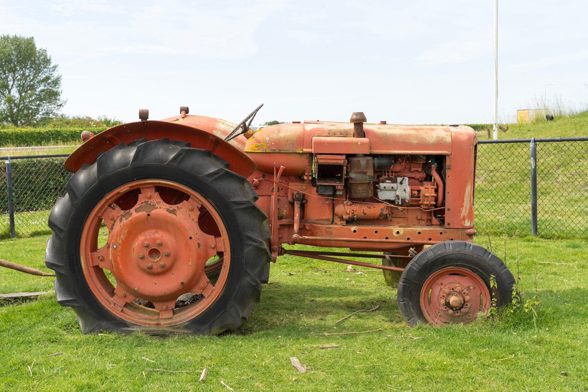 Serooskerke Molen De Jonge Johannes oude tractor
