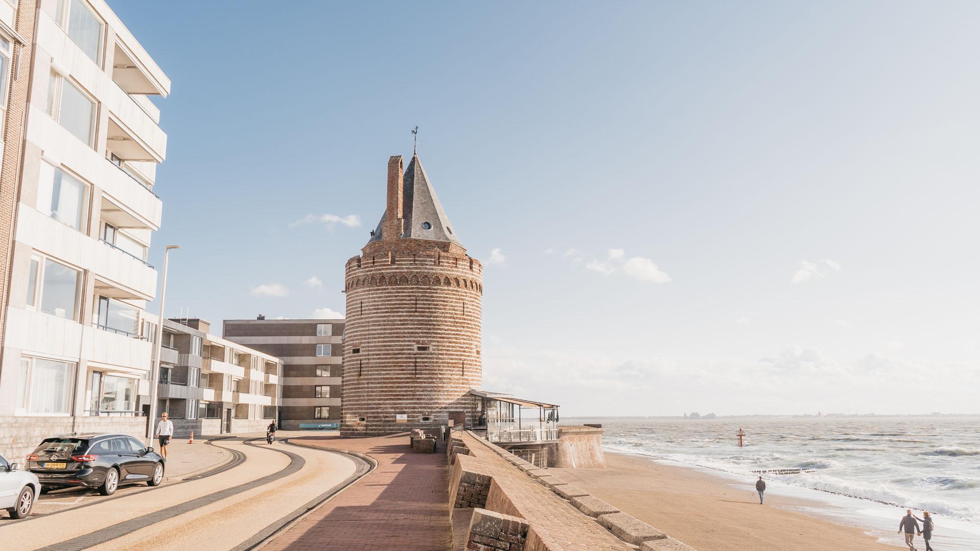 Fietsen over de boulevard Vlissingen