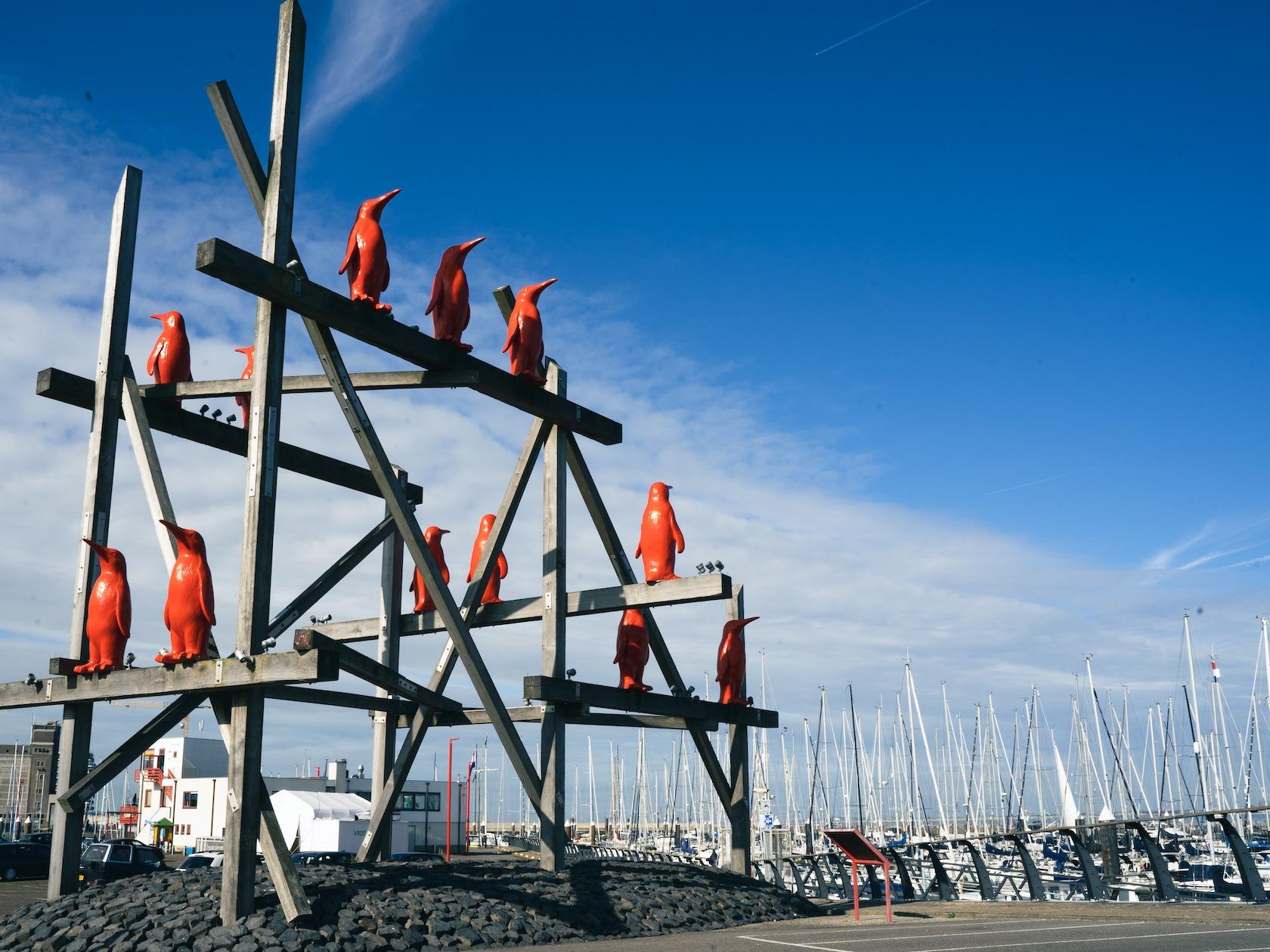Rode pinguins, kunst in de haven van Breskens