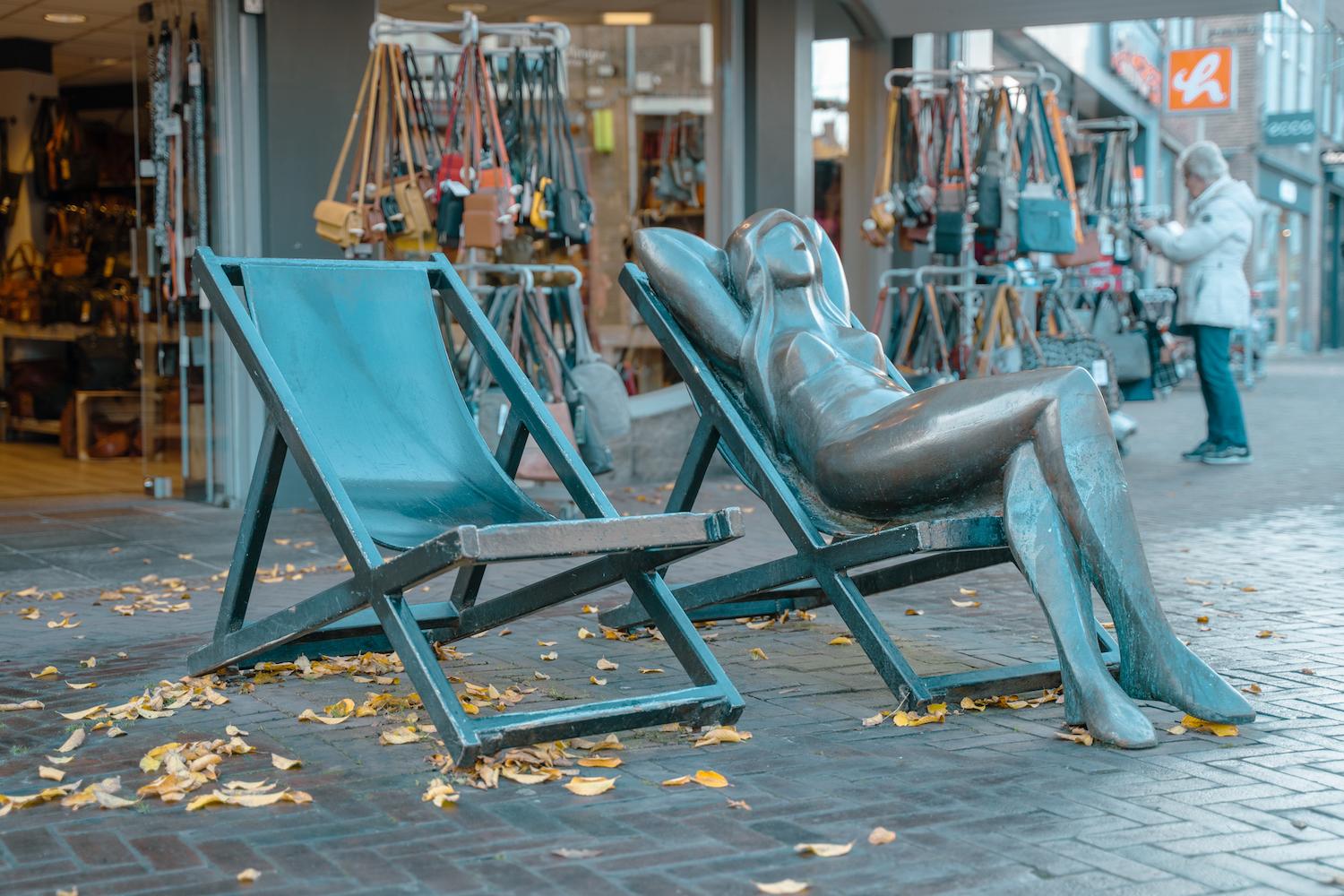 Middelburg Vrouw strandstoel winkelstraat