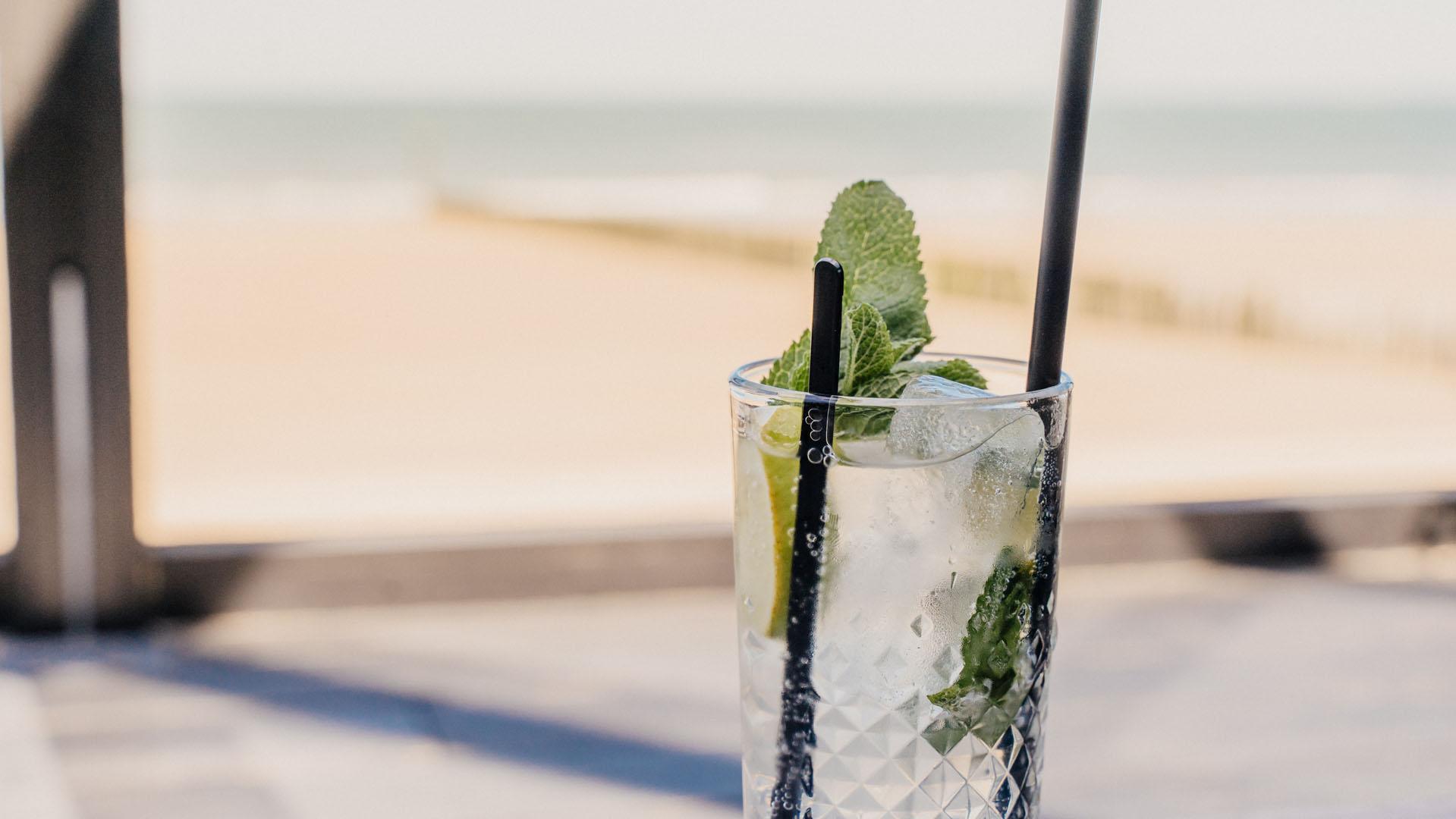 Cocktail drinken aan het strand