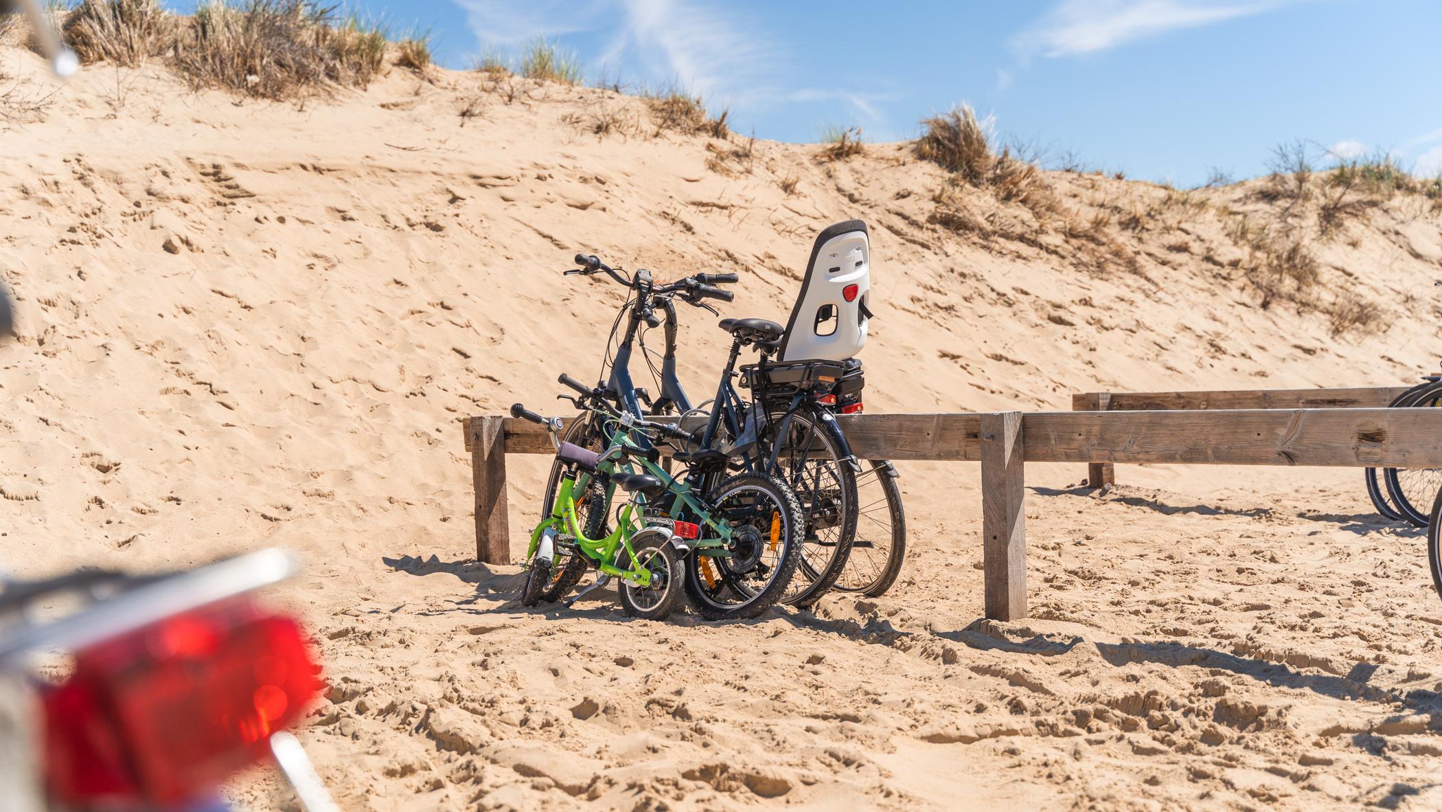 Fahrräder parken am Strand